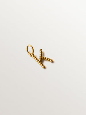 Charm de plata 925 bañada en oro amarillo de 18K con letra K y motivos de esferas