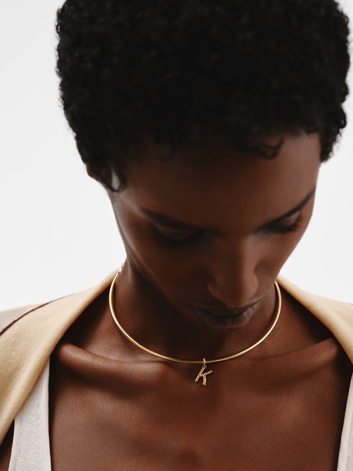 Charm de plata 925 bañada en oro amarillo de 18K con letra K y motivos de esferas