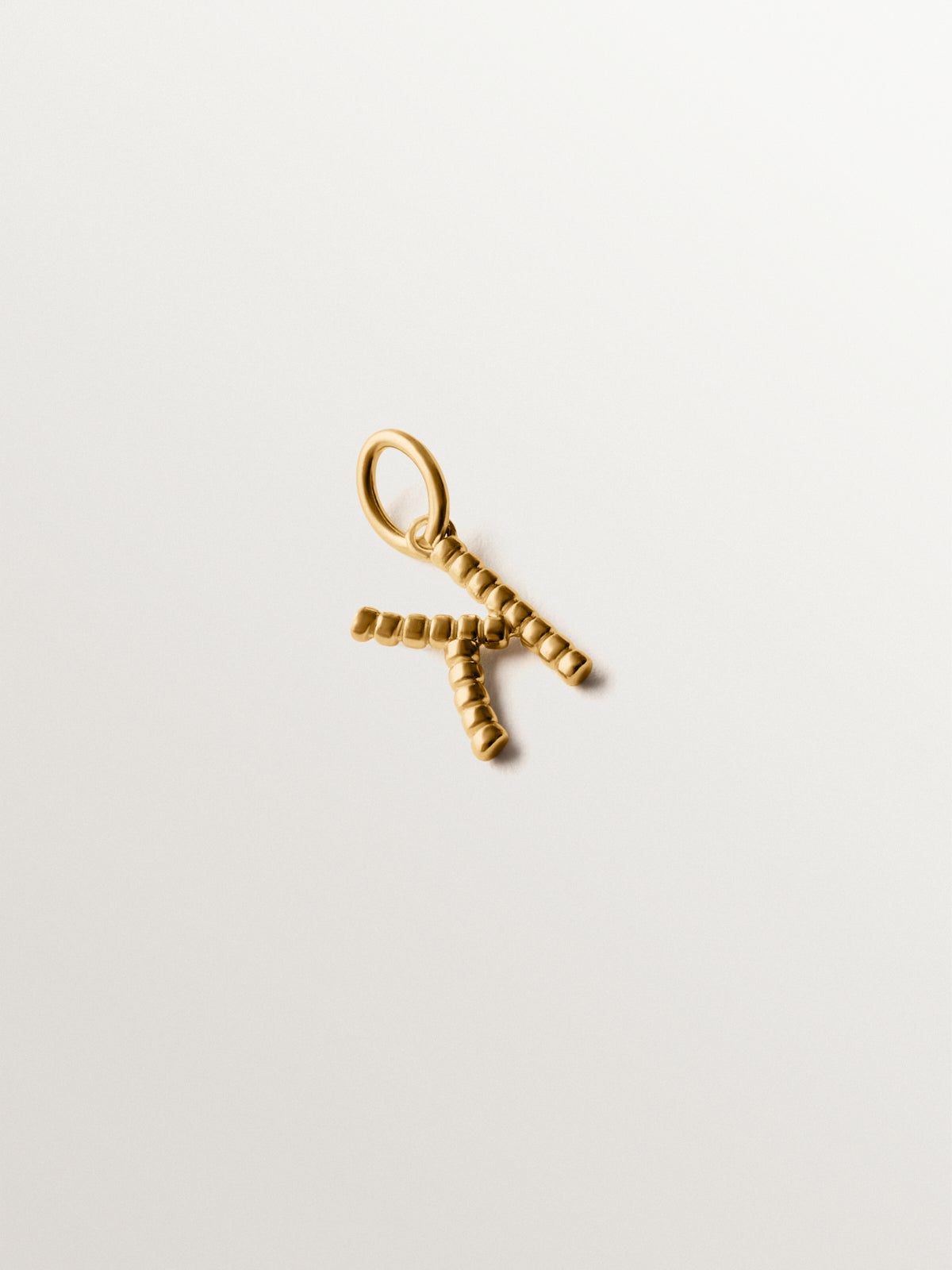 Charm de plata 925 bañada en oro amarillo de 18K con letra K y motivos de esferas