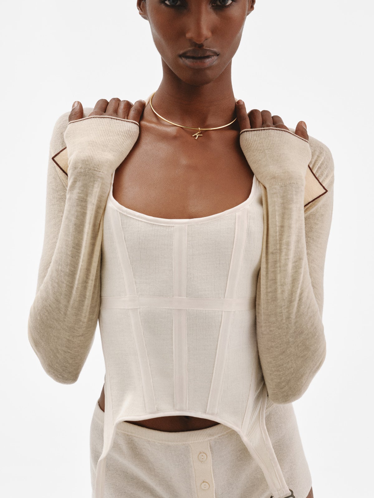 Charm de plata 925 bañada en oro amarillo de 18K con letra K y motivos de esferas