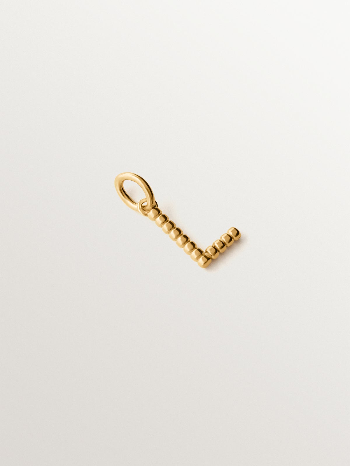 Charm de plata 925 bañada en oro amarillo de 18K con letra L y motivos de esferas