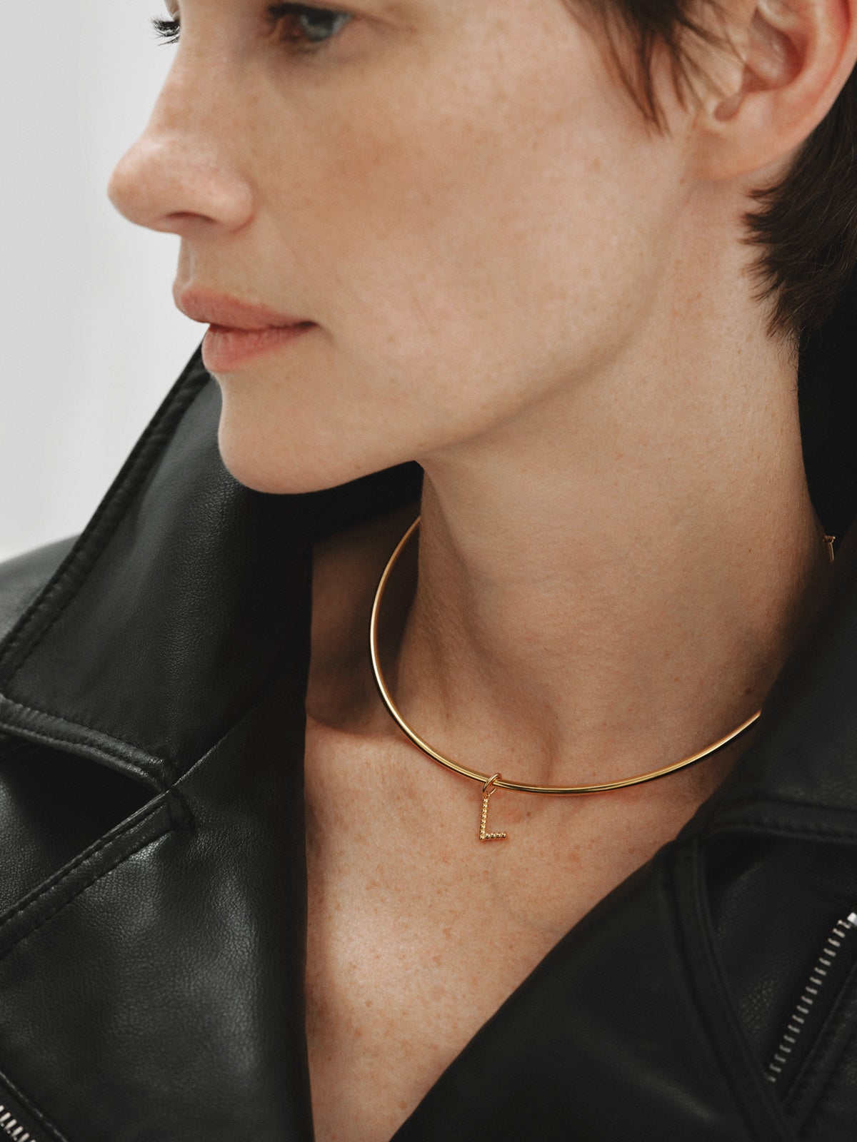 Charm de plata 925 bañada en oro amarillo de 18K con letra L y motivos de esferas