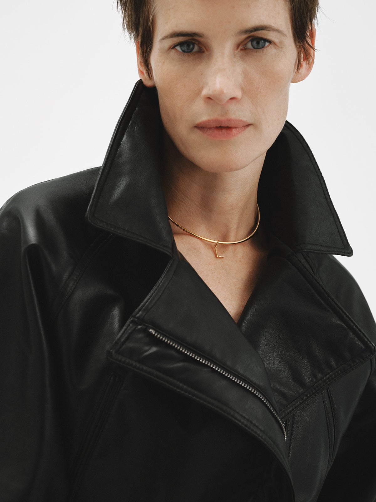 Charm de plata 925 bañada en oro amarillo de 18K con letra L y motivos de esferas