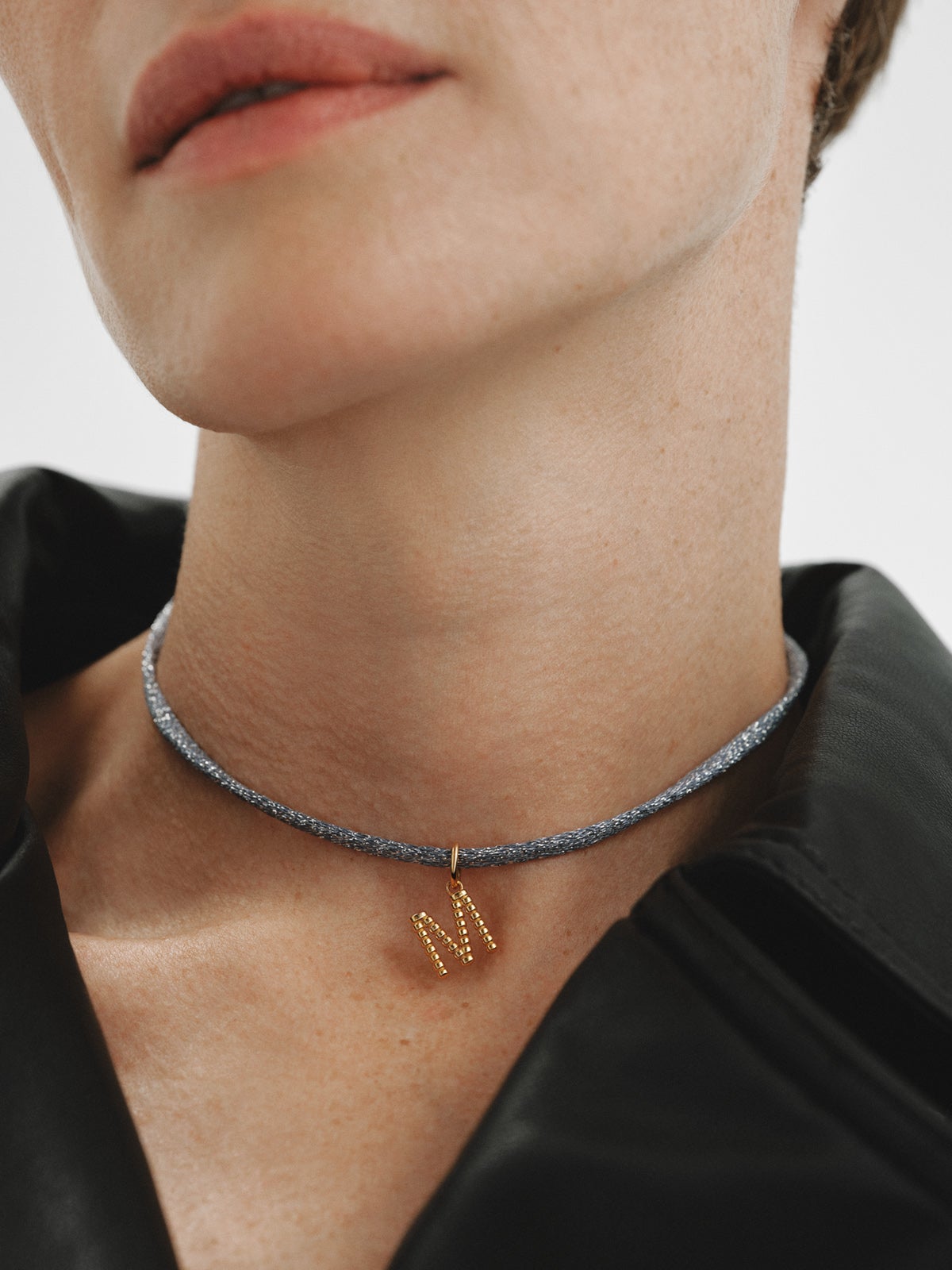 Charm de plata 925 bañada en oro amarillo de 18K con letra M y motivos de esferas