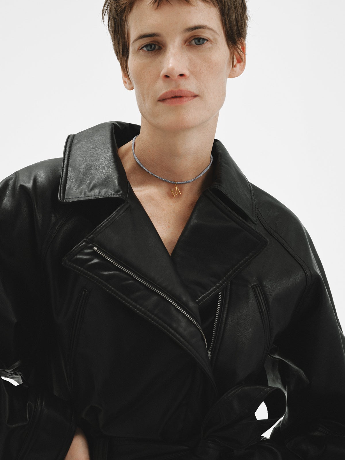 Charm de plata 925 bañada en oro amarillo de 18K con letra M y motivos de esferas