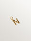 Charm de plata 925 bañada en oro amarillo de 18K con letra N y motivos de esferas