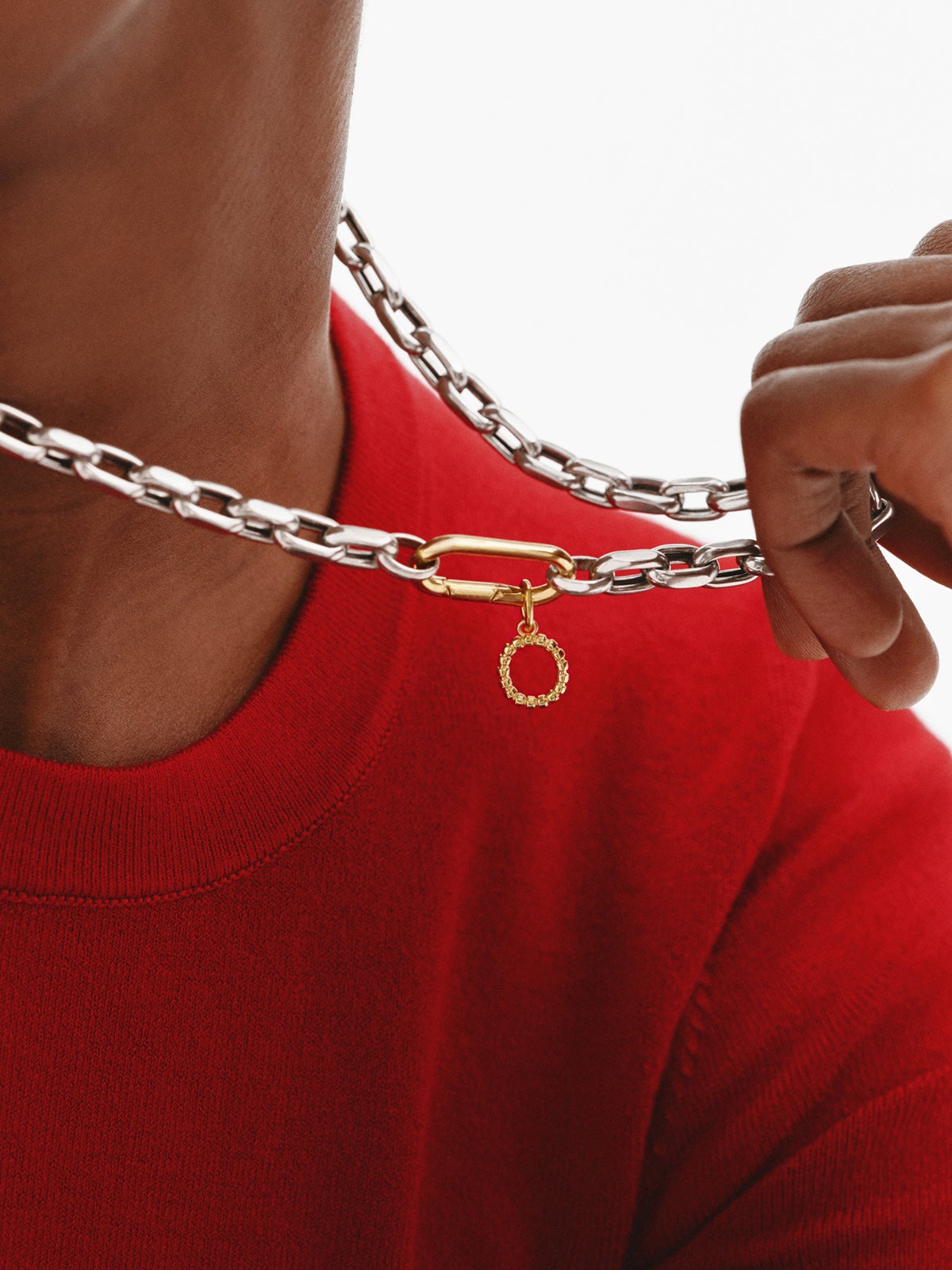 Charm de plata 925 bañada en oro amarillo de 18K con letra O y motivos de esferas