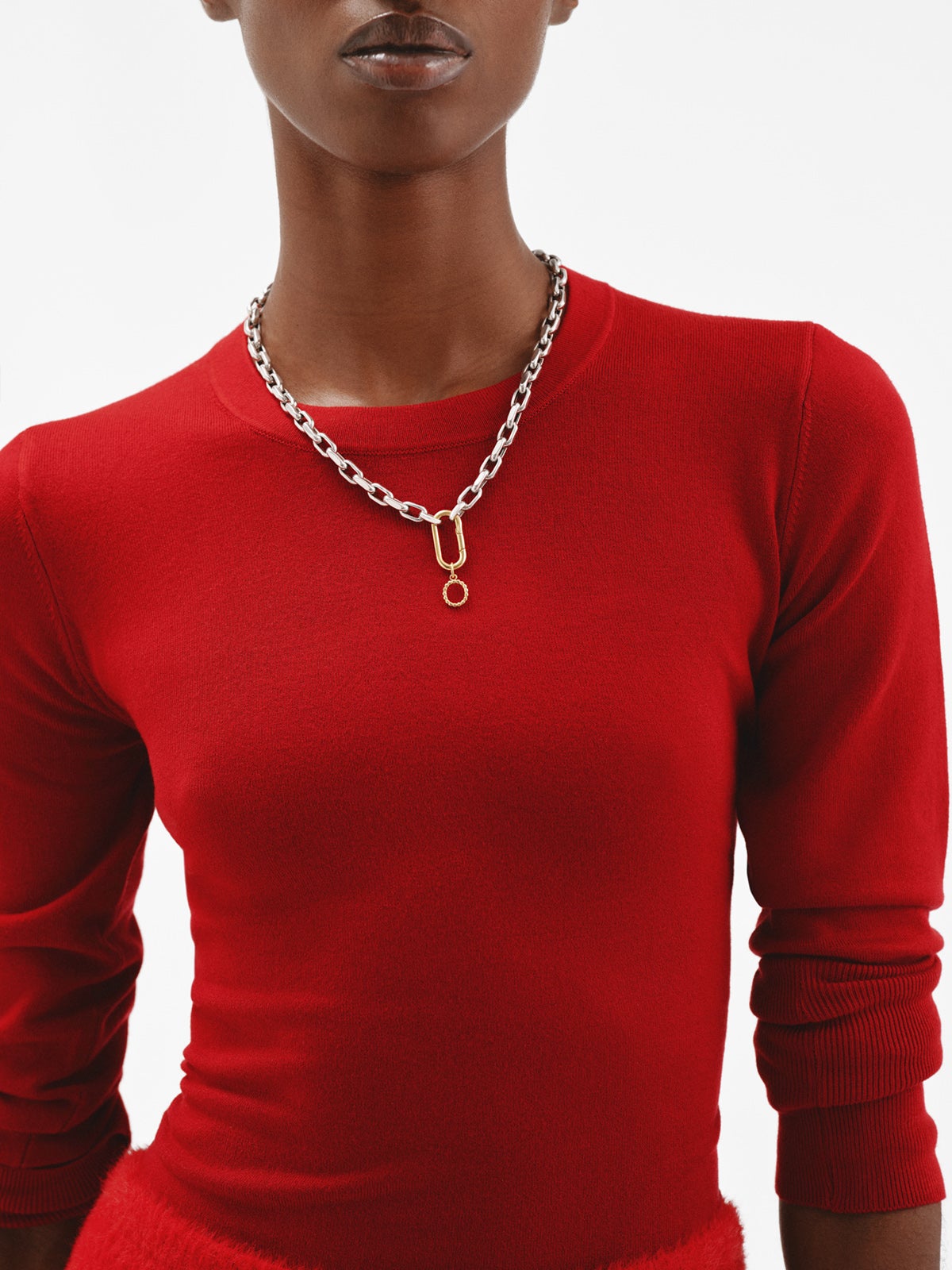 Charm de plata 925 bañada en oro amarillo de 18K con letra O y motivos de esferas