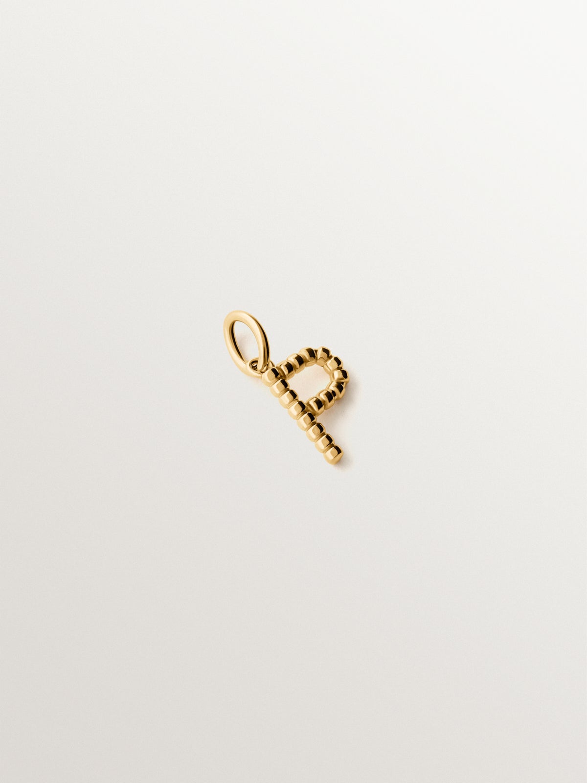 Charm de plata 925 bañada en oro amarillo de 18K con letra P y motivos de esferas
