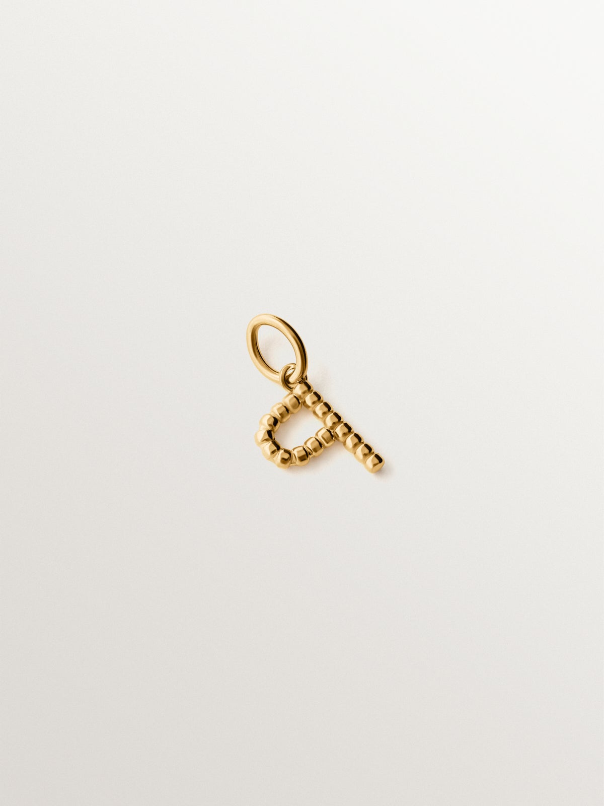 Charm de plata 925 bañada en oro amarillo de 18K con letra P y motivos de esferas