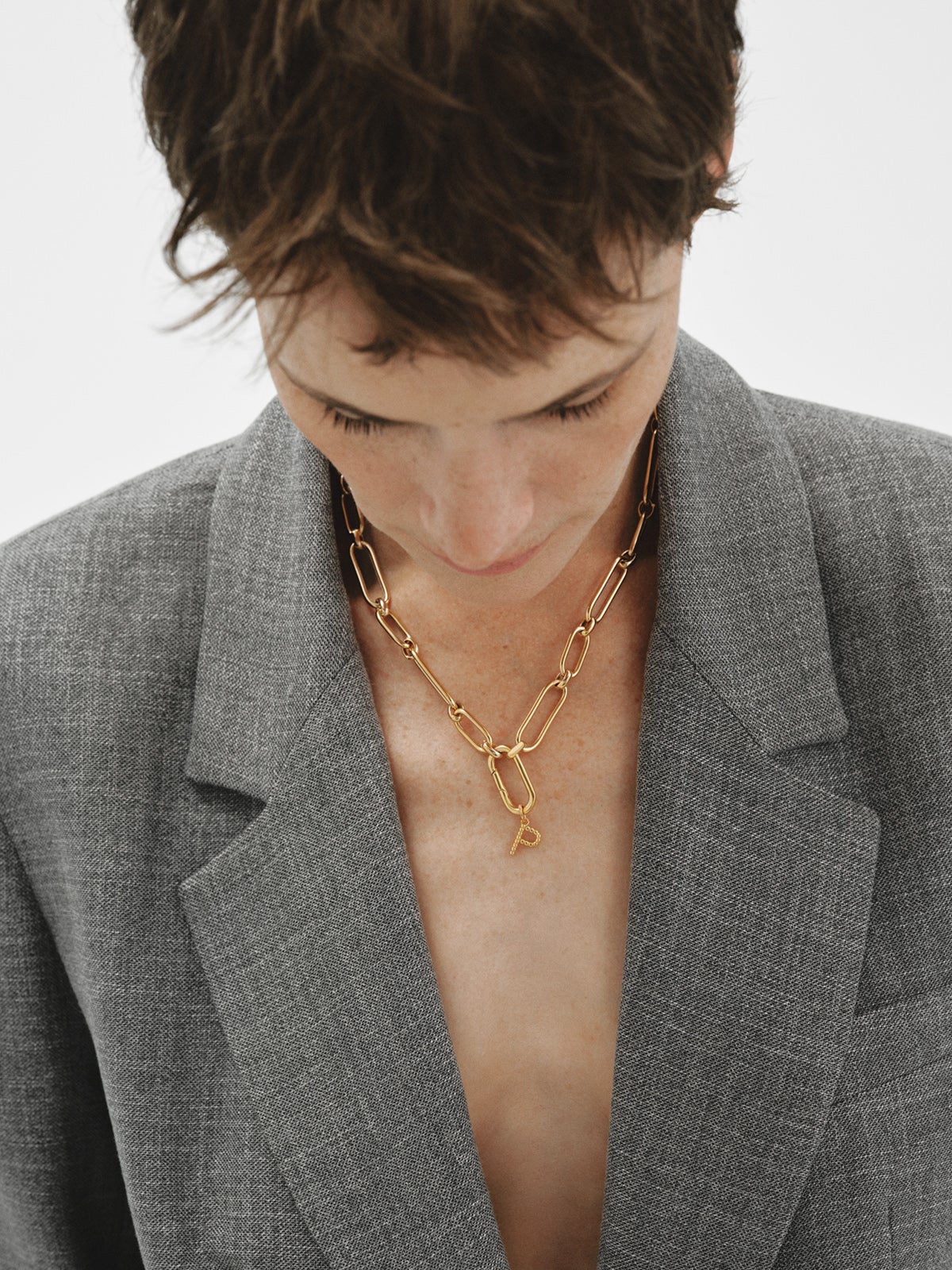 Charm de plata 925 bañada en oro amarillo de 18K con letra P y motivos de esferas