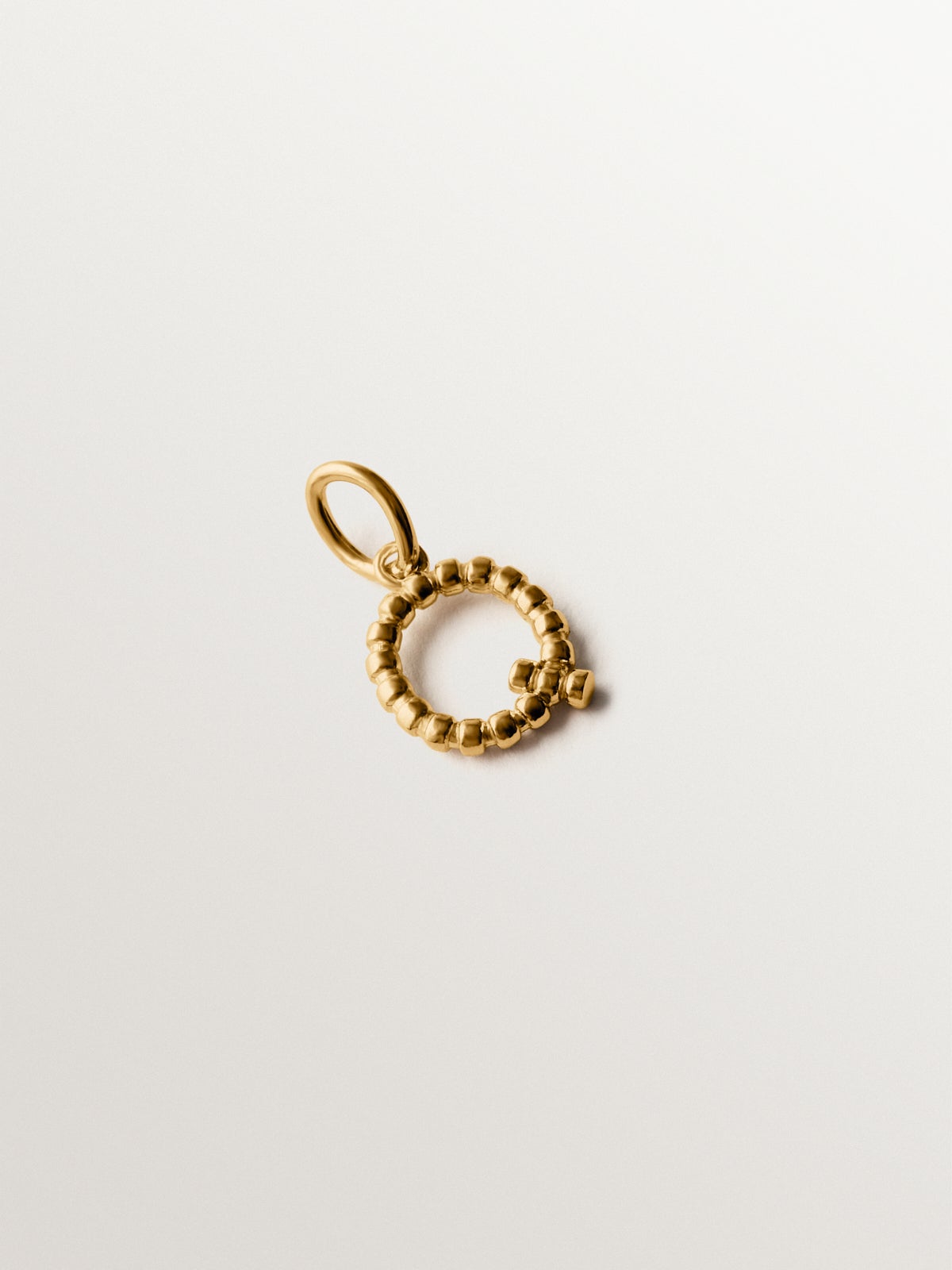 Charm de plata 925 bañada en oro amarillo de 18K con letra Q y motivos de esferas