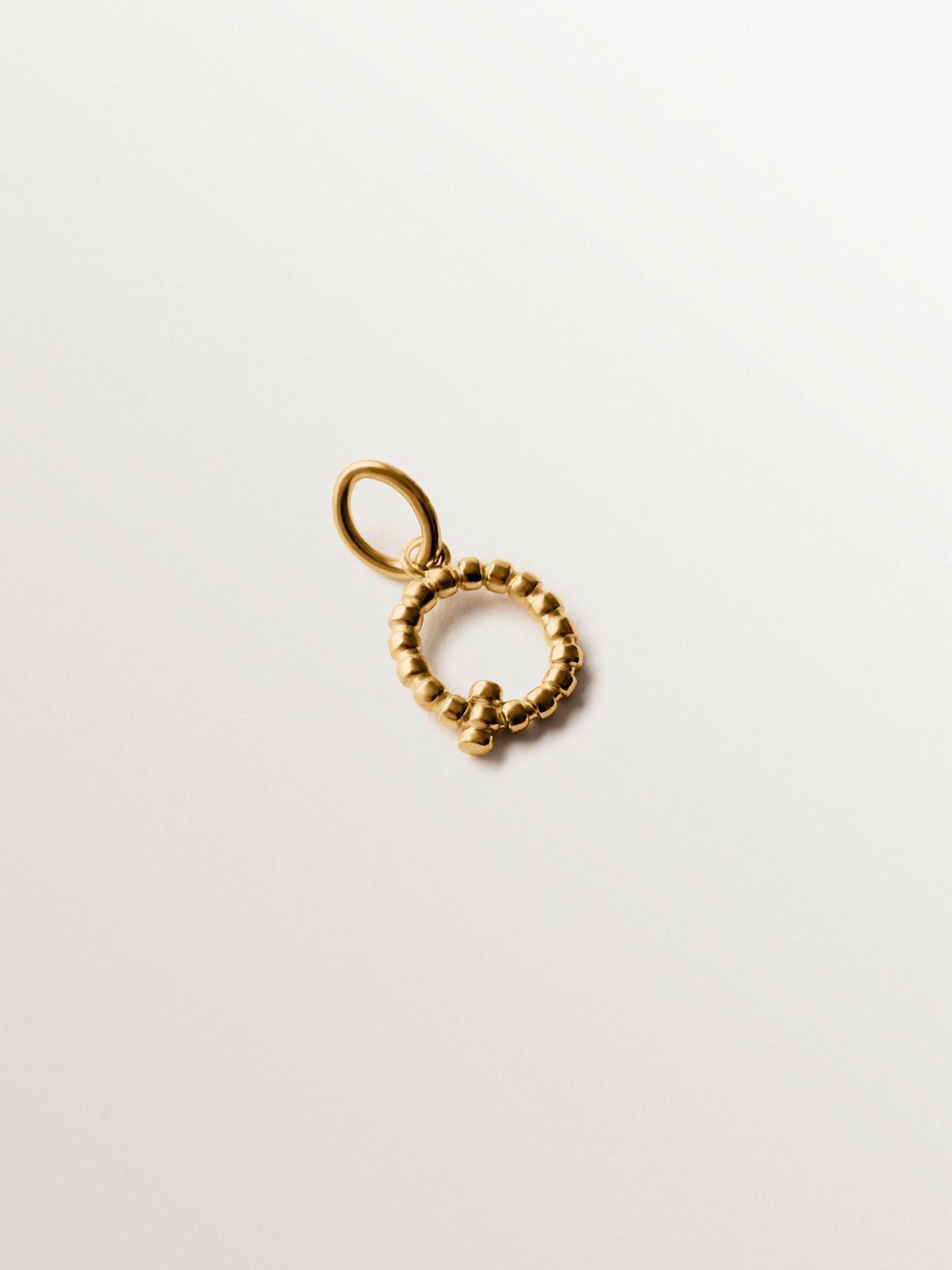 Charm de plata 925 bañada en oro amarillo de 18K con letra Q y motivos de esferas