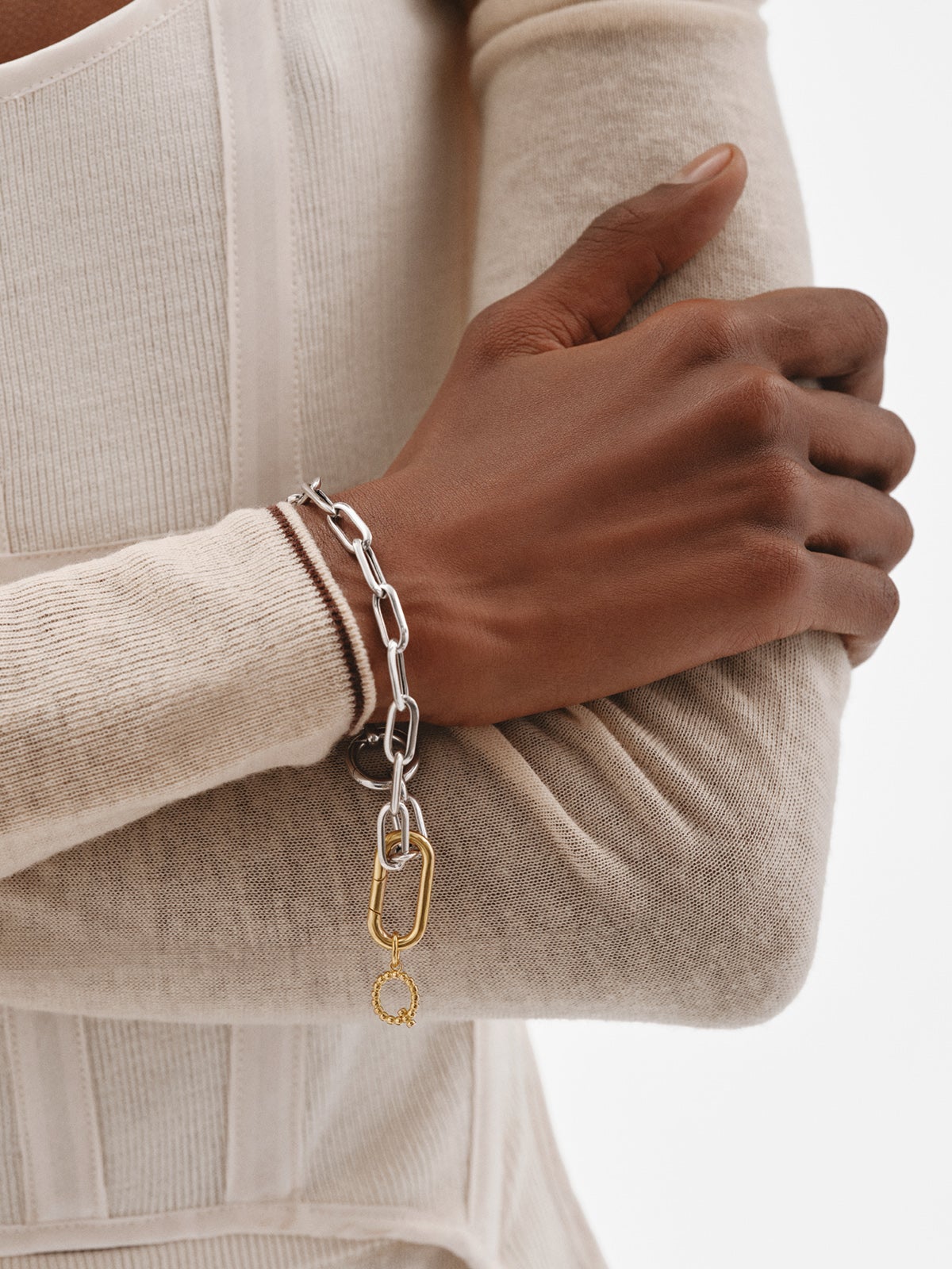 Charm de plata 925 bañada en oro amarillo de 18K con letra Q y motivos de esferas