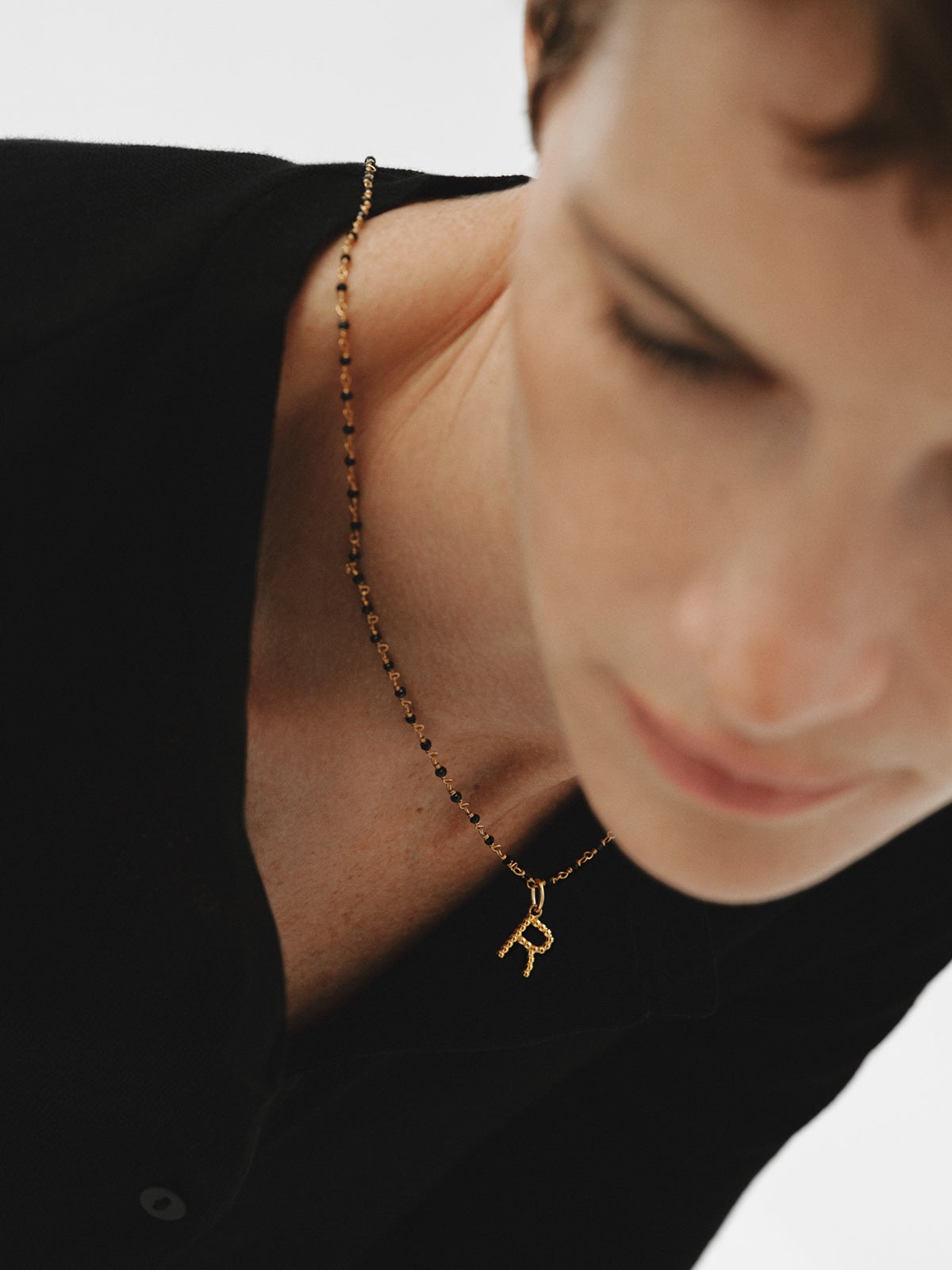 Charm de plata 925 bañada en oro amarillo de 18K con letra R y motivos de esferas