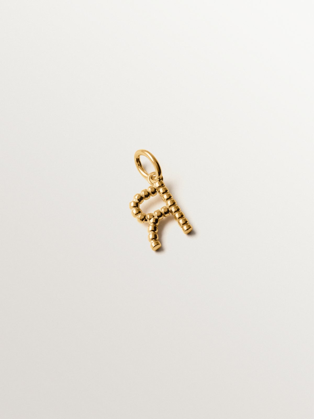 Charm de plata 925 bañada en oro amarillo de 18K con letra R y motivos de esferas