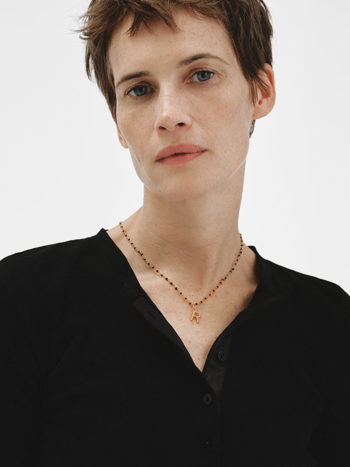 Charm de plata 925 bañada en oro amarillo de 18K con letra R y motivos de esferas