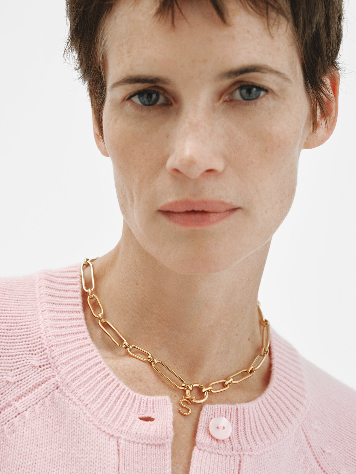 Charm de plata 925 bañada en oro amarillo de 18K con letra S y motivos de esferas