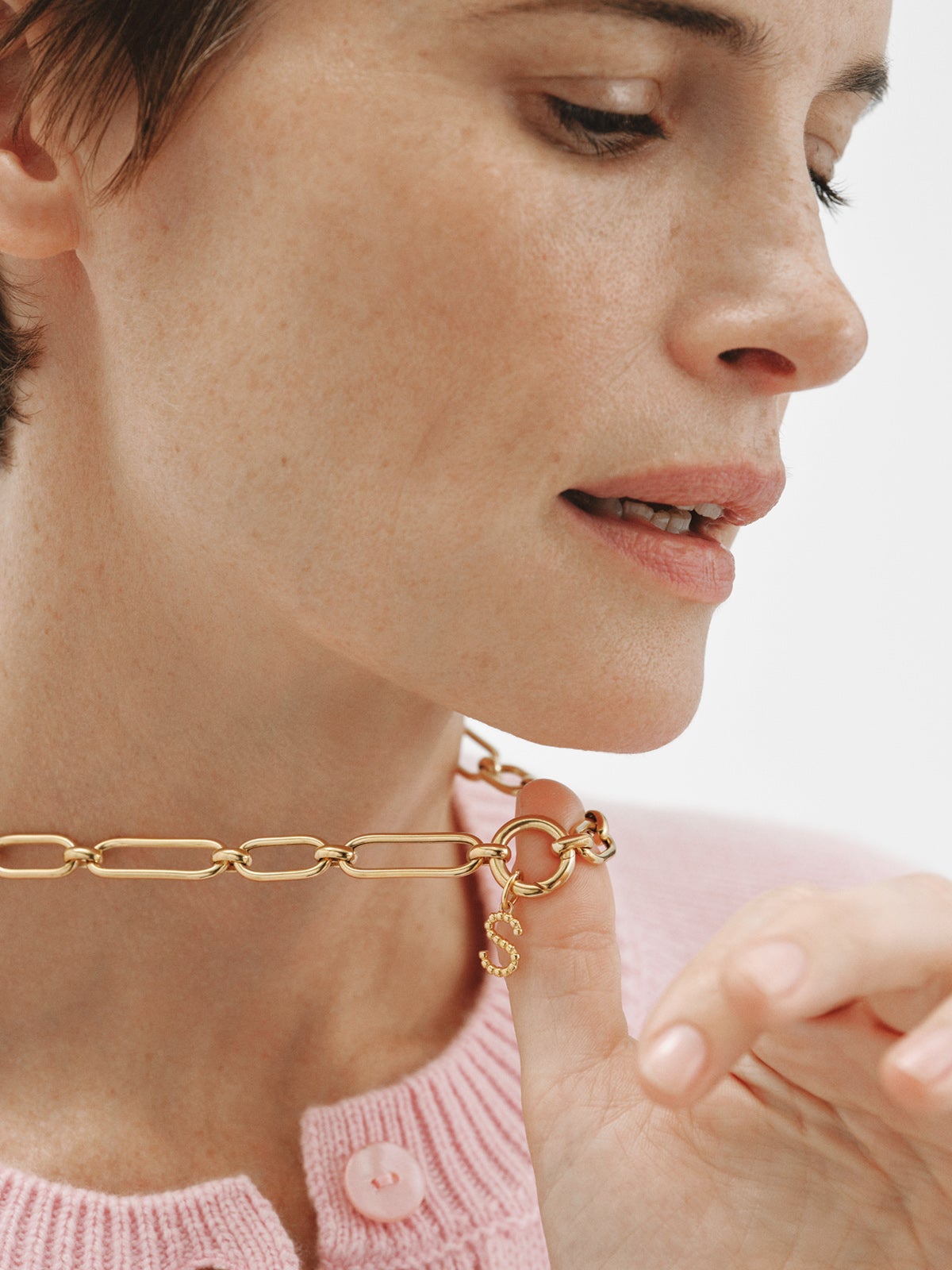 Charm de plata 925 bañada en oro amarillo de 18K con letra S y motivos de esferas