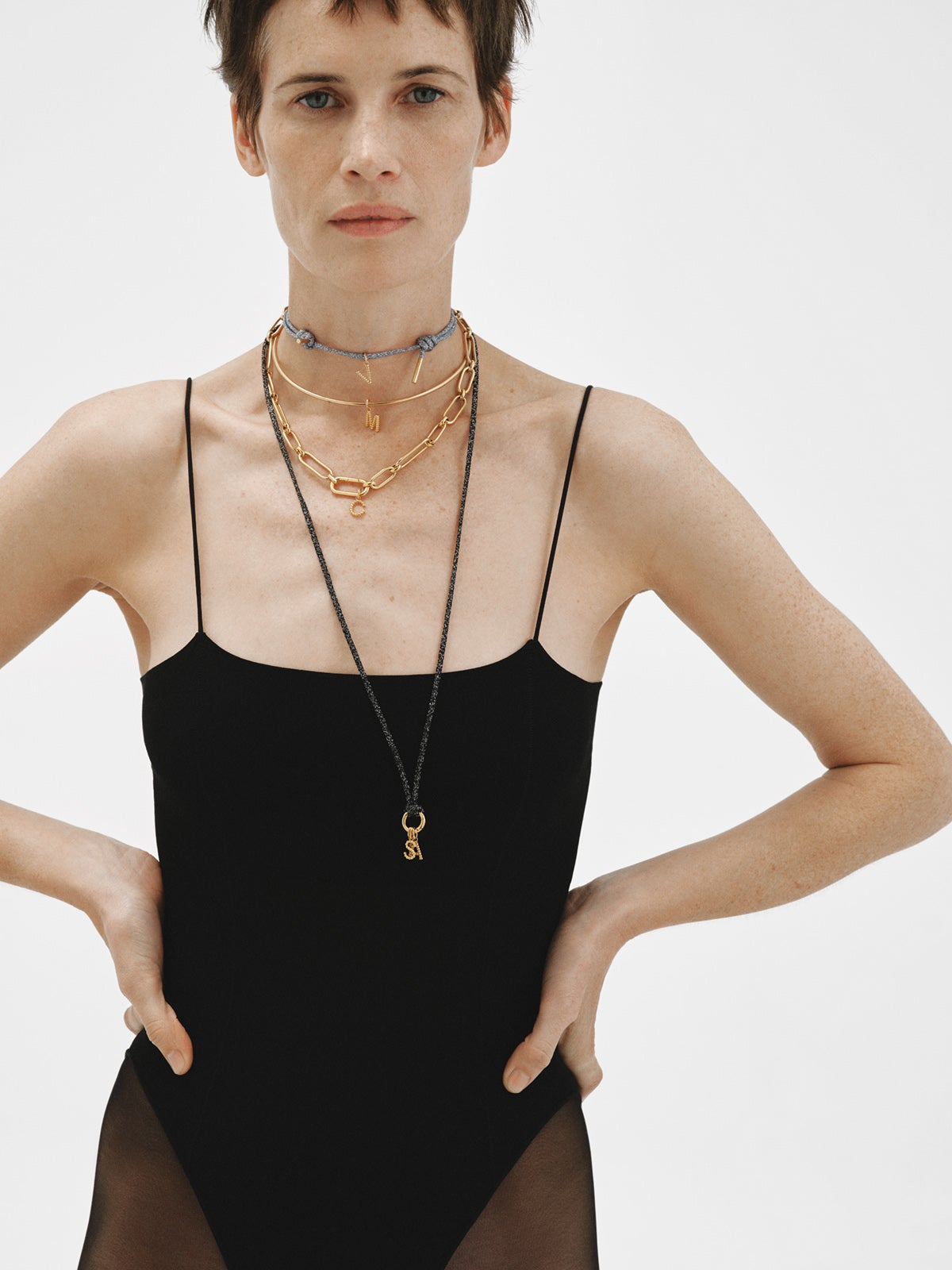 Charm de plata 925 bañada en oro amarillo de 18K con letra T y motivos de esferas