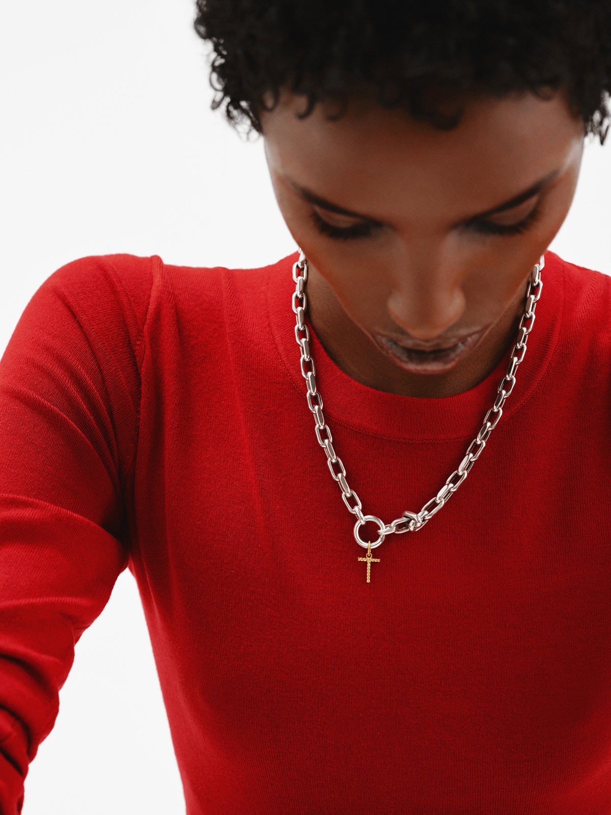 Charm de plata 925 bañada en oro amarillo de 18K con letra T y motivos de esferas