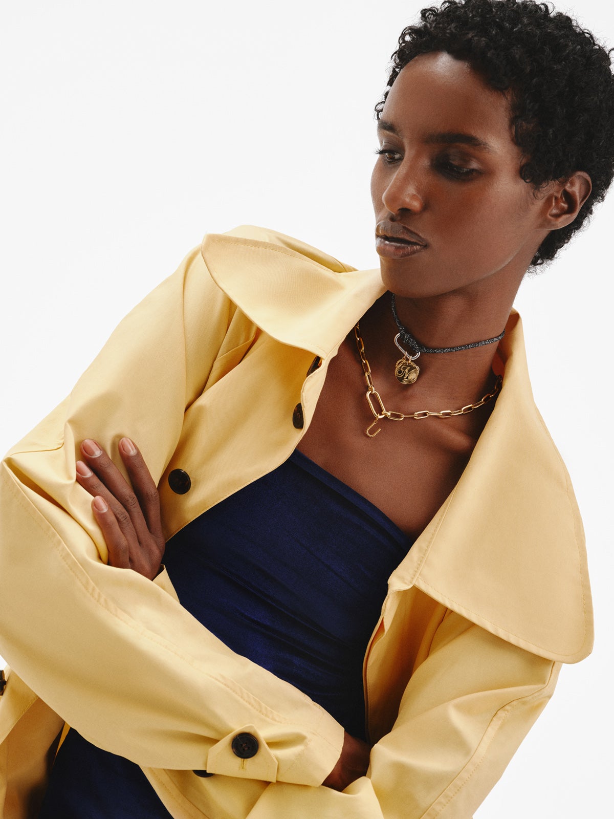 Charm de plata 925 bañada en oro amarillo de 18K con letra T y motivos de esferas