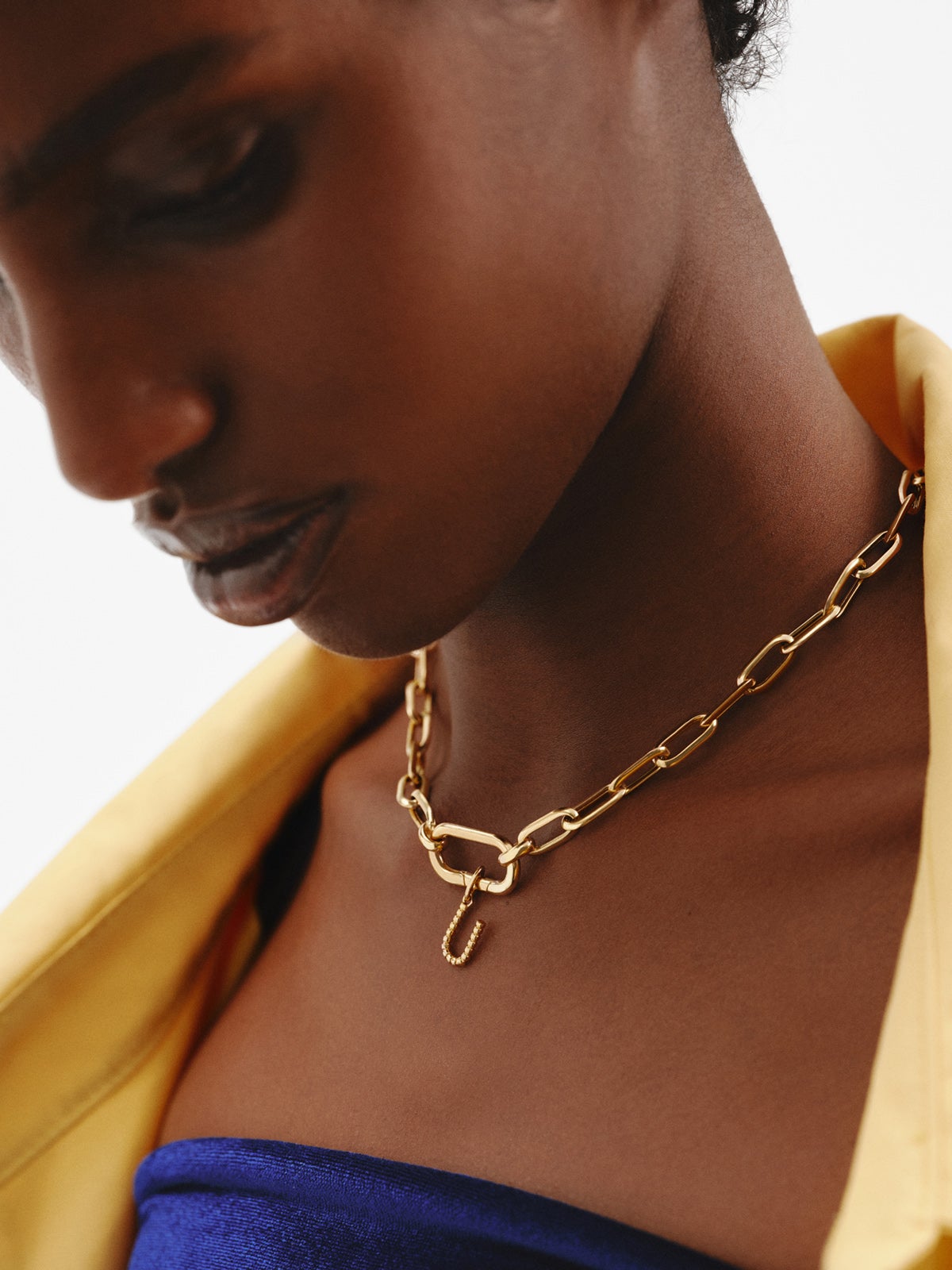 Charm de plata 925 bañada en oro amarillo de 18K con letra U y motivos de esferas