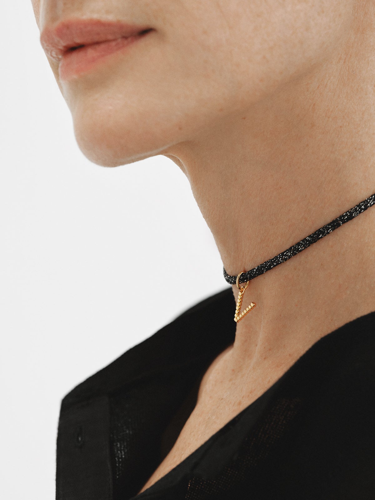 Charm de plata 925 bañada en oro amarillo de 18K con letra V y motivos de esferas