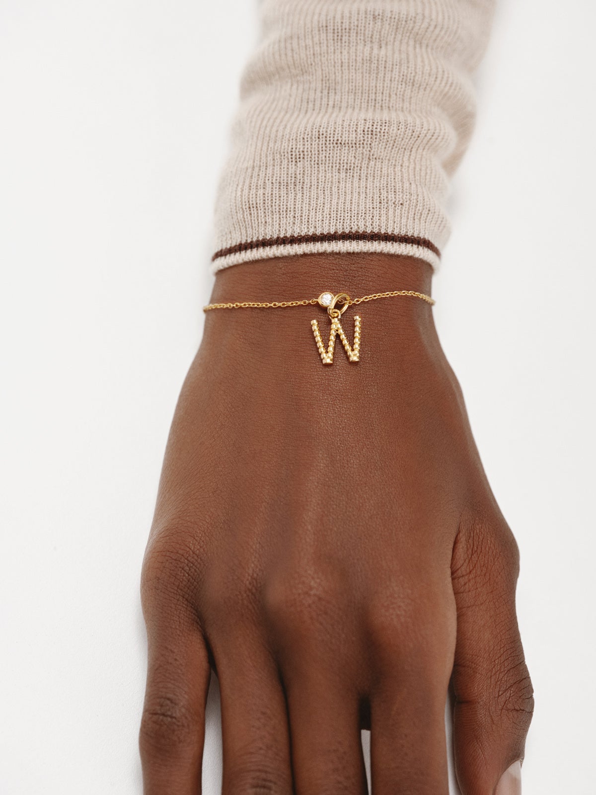 Charm de plata 925 bañada en oro amarillo de 18K con letra W y motivos de esferas