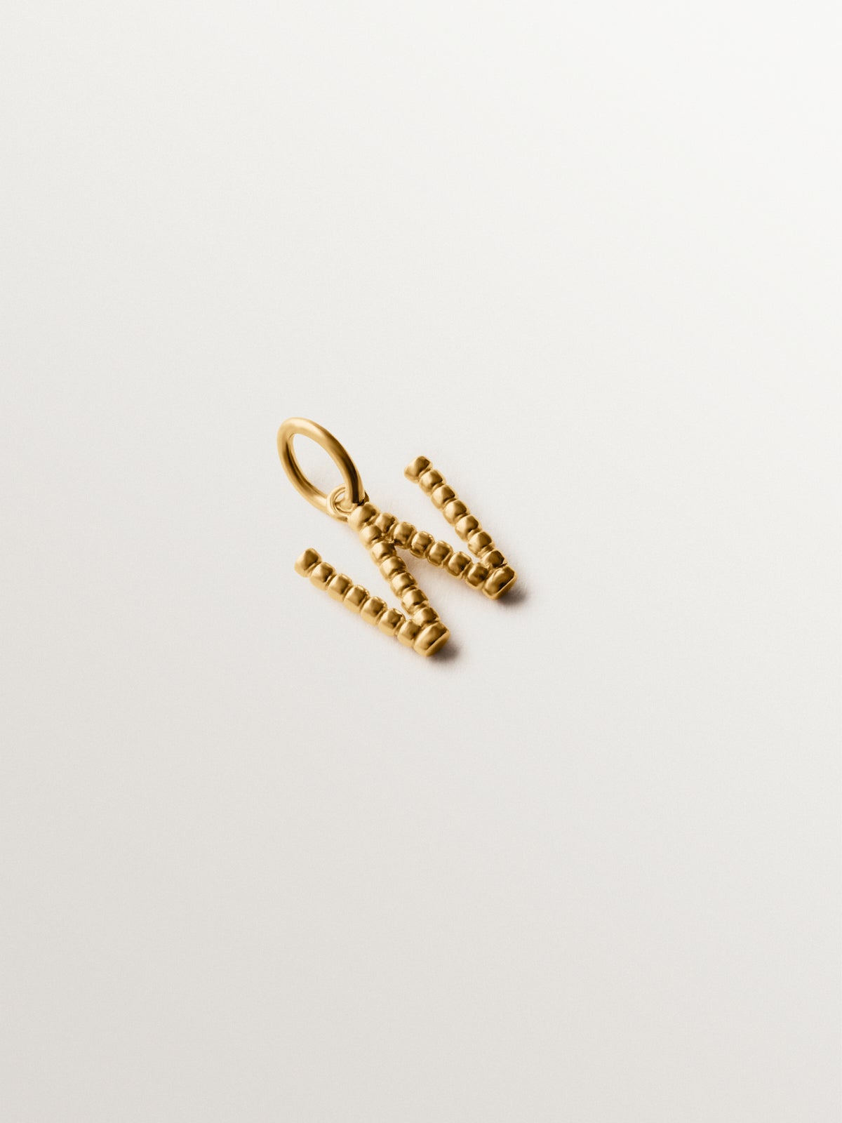 Charm de plata 925 bañada en oro amarillo de 18K con letra W y motivos de esferas