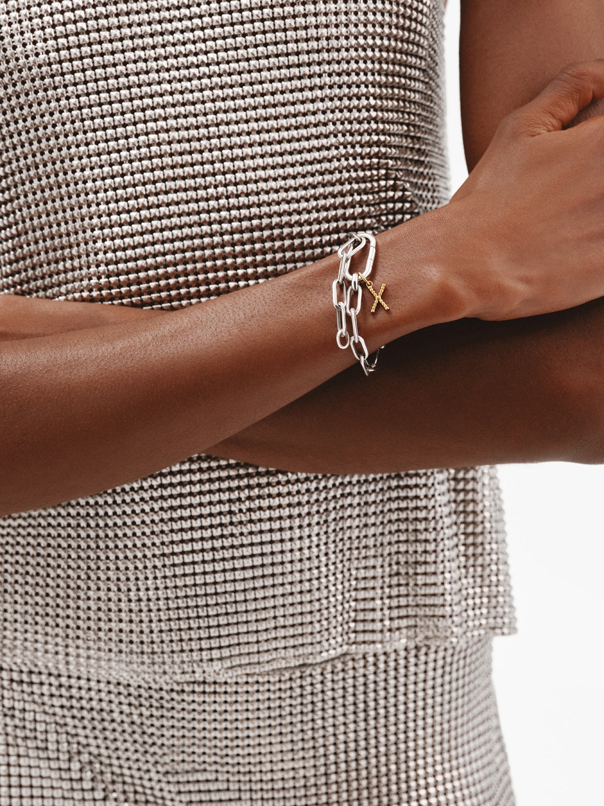 Charm de plata 925 bañada en oro amarillo de 18K con letra X y motivos de esferas