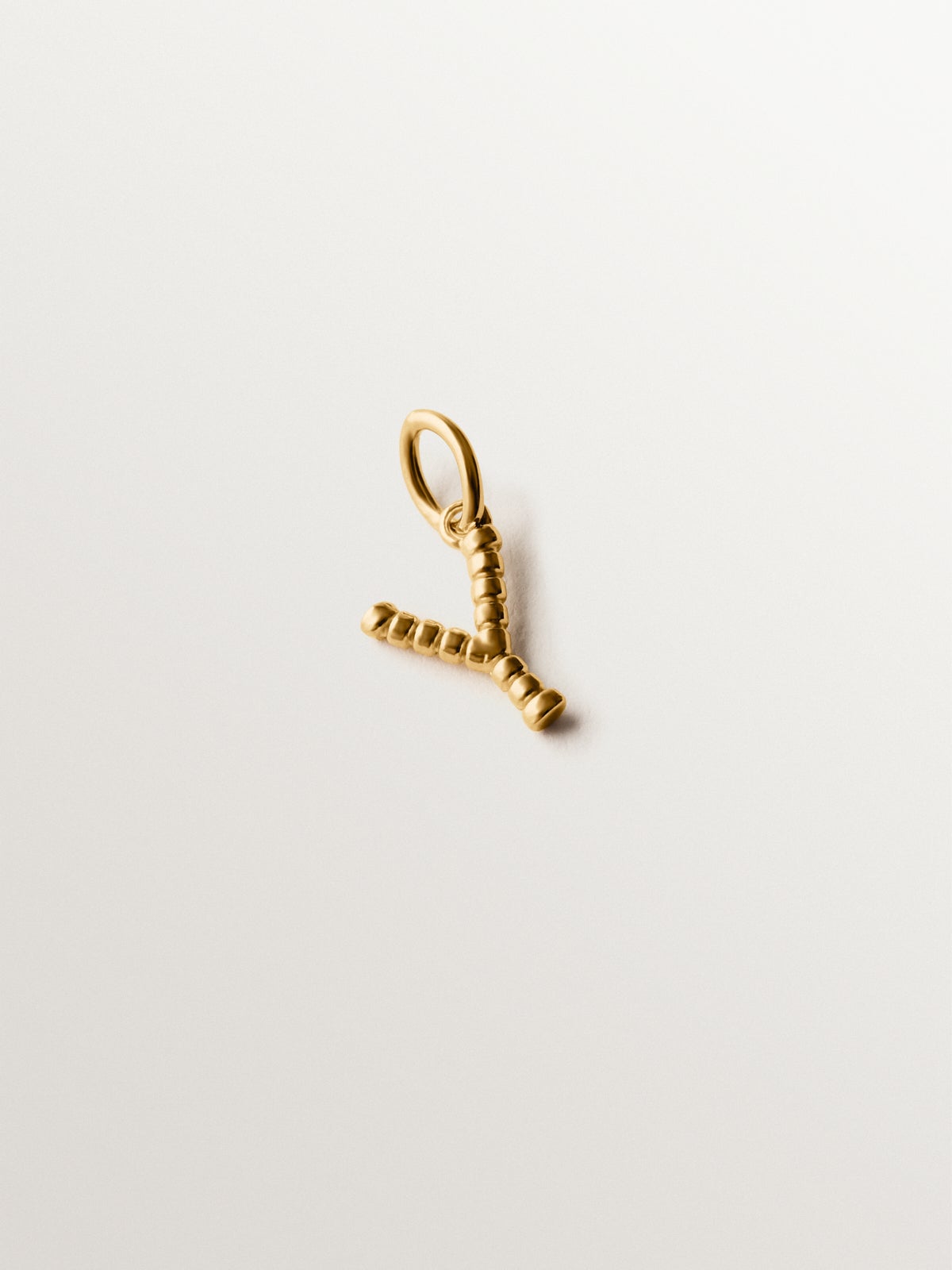 Charm de plata 925 bañada en oro amarillo de 18K con letra Y y motivos de esferas