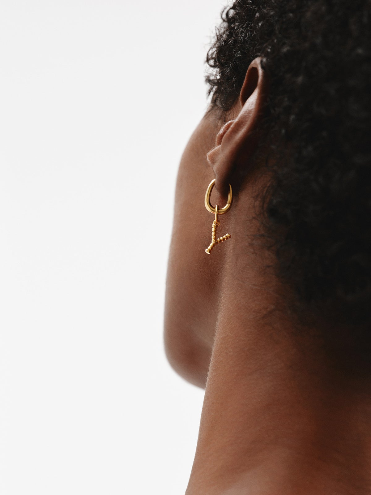 Charm de plata 925 bañada en oro amarillo de 18K con letra Y y motivos de esferas