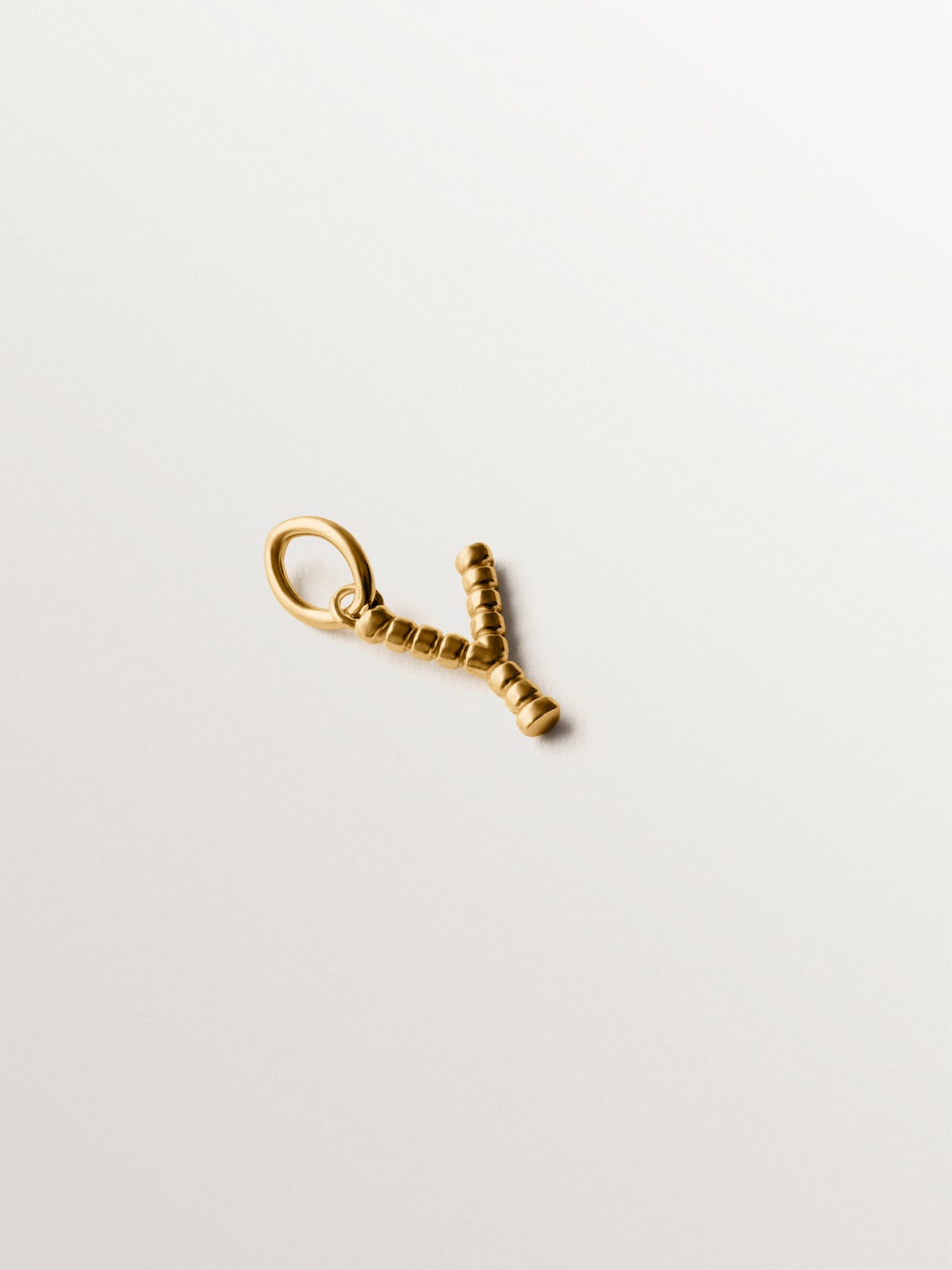 Charm de plata 925 bañada en oro amarillo de 18K con letra Y y motivos de esferas