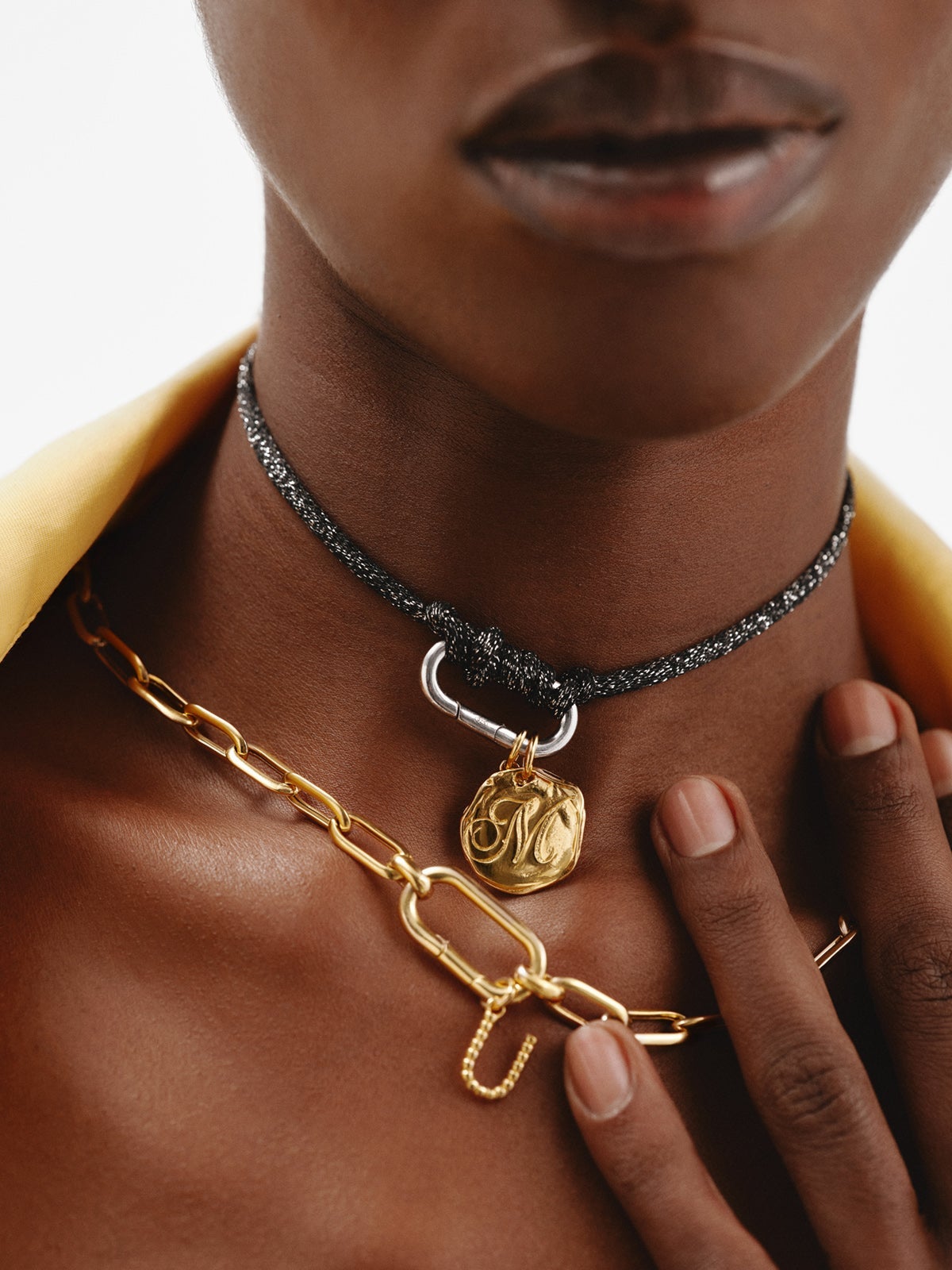 Charm de plata 925 bañada en oro amarillo de 18K con letra Z y motivos de esferas