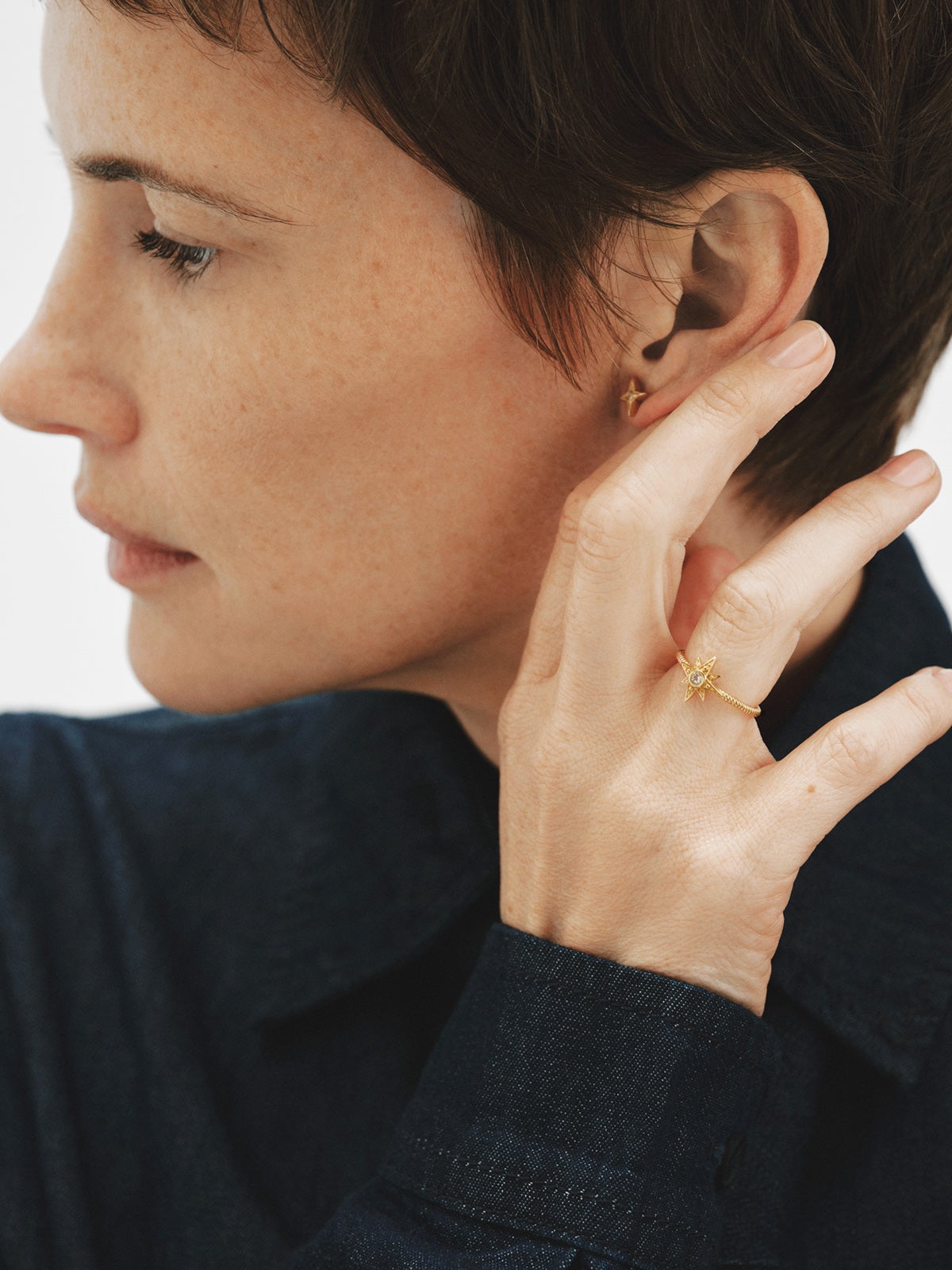 Pendientes de plata 925 bañada en oro amarillo de 18K en forma de estrella con topacios blancos