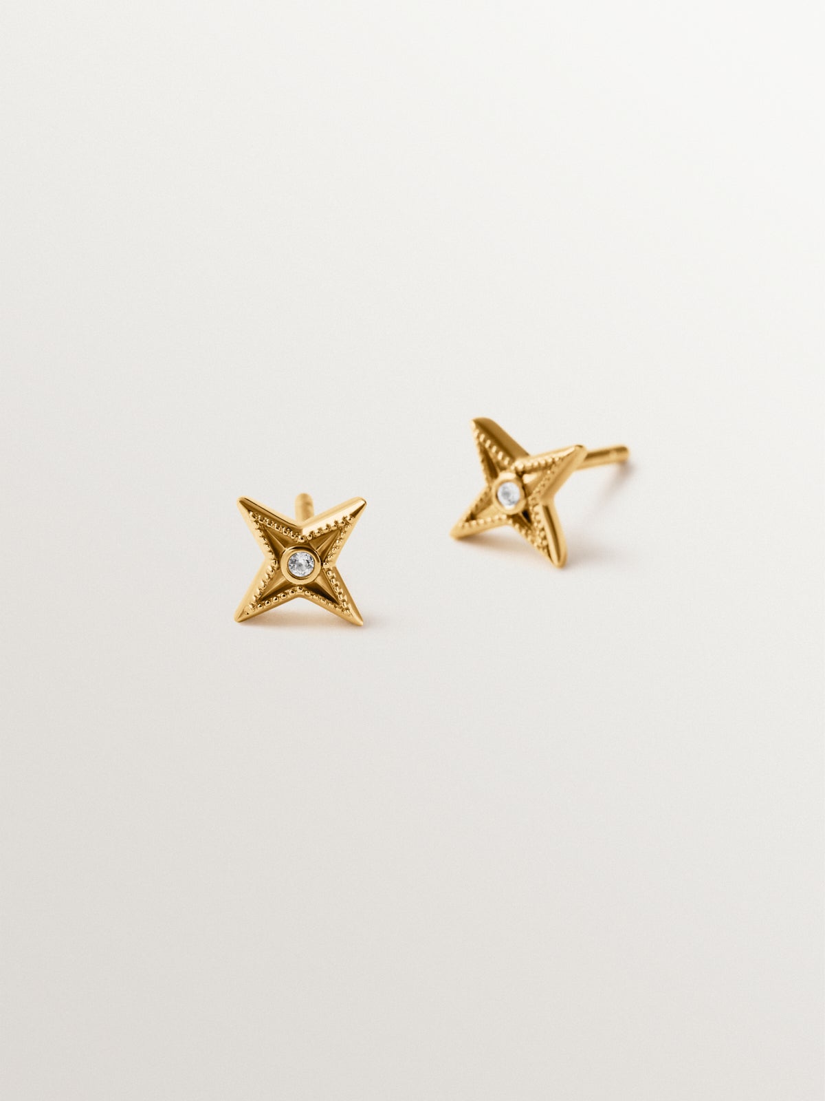 Pendientes de plata 925 bañada en oro amarillo de 18K con topacios blancos