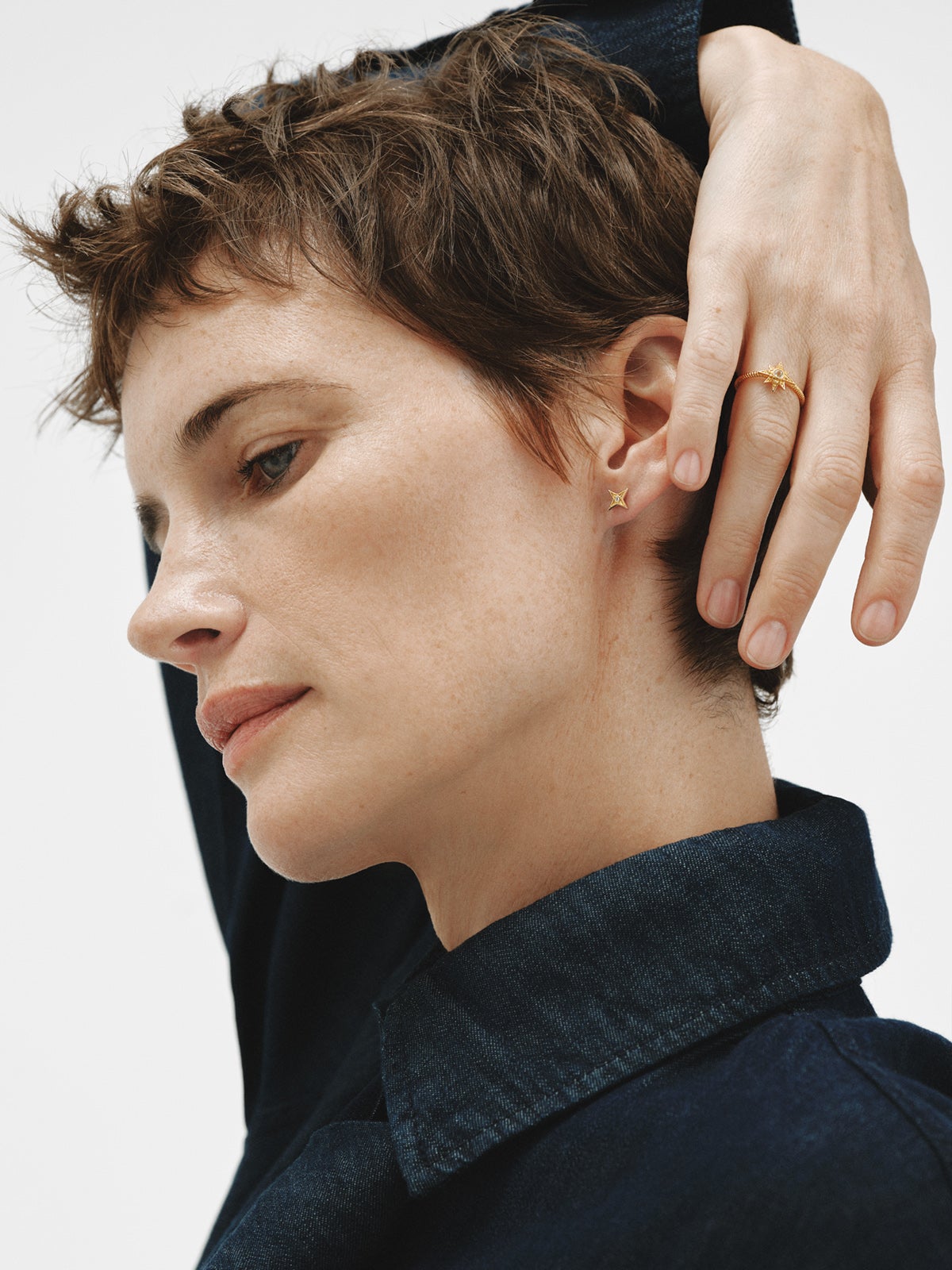 Pendientes de plata 925 bañada en oro amarillo de 18K en forma de estrella con topacios blancos