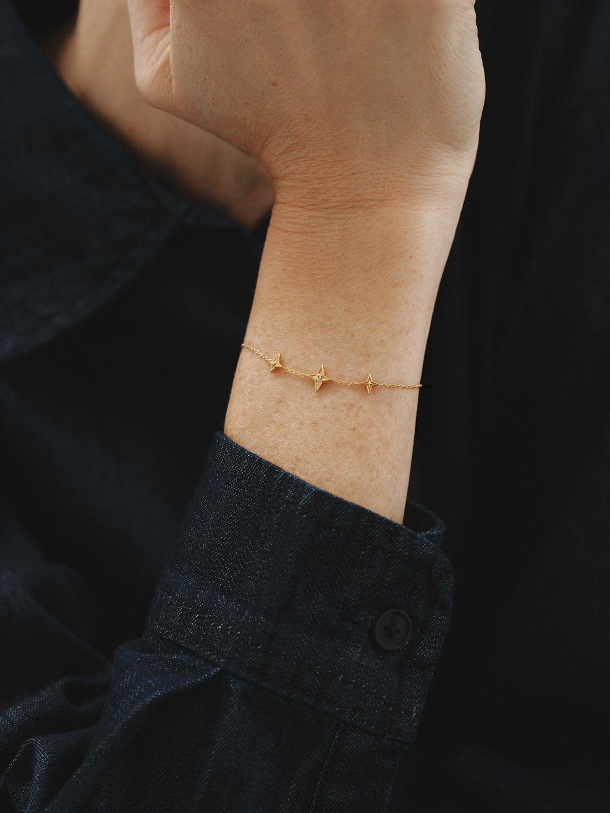 Pulsera de plata 925 bañada en oro amarillo de 18K con topacio blanco y forma de estrellas