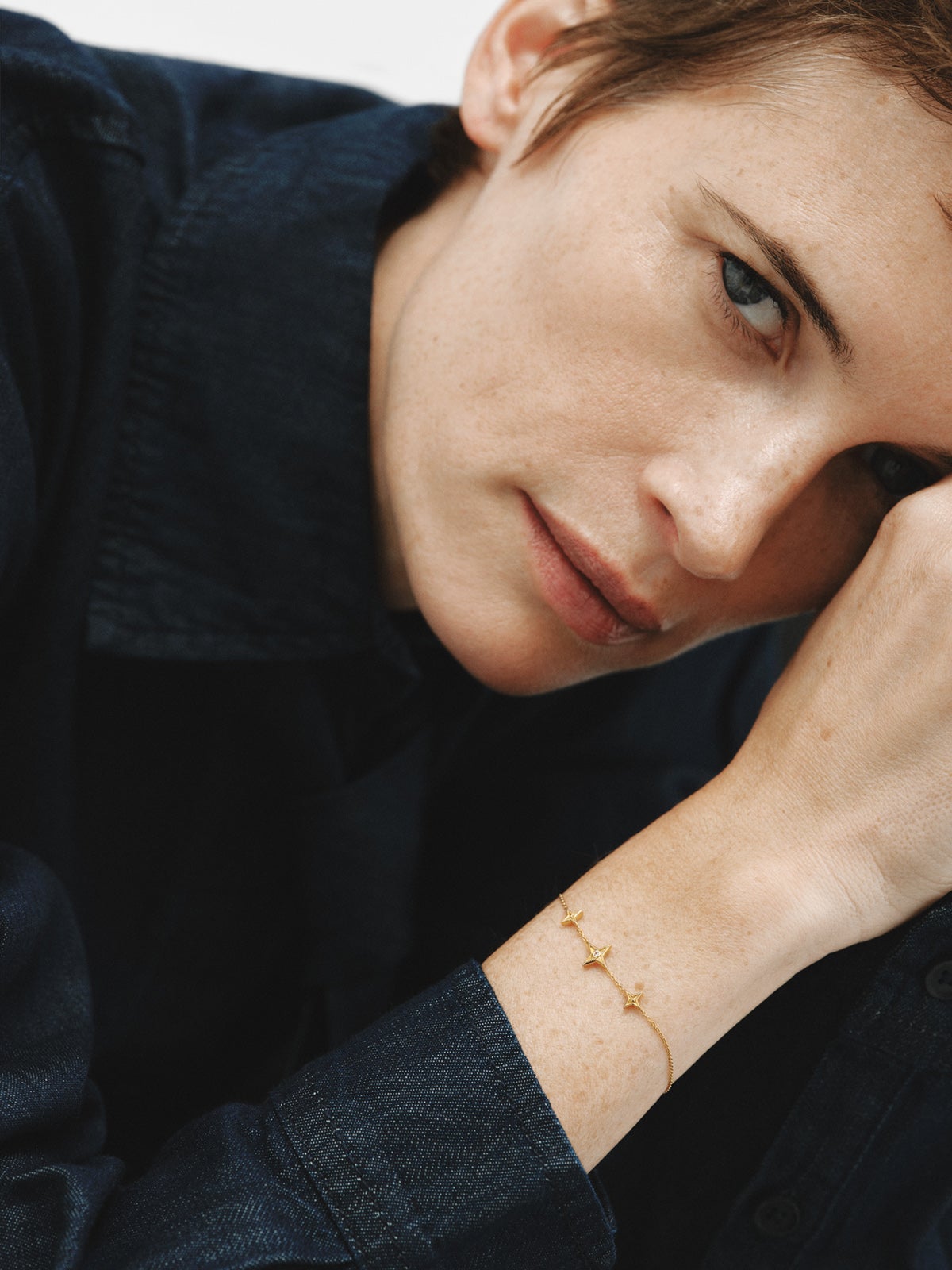 Pulsera de plata 925 bañada en oro amarillo de 18K con topacio blanco y forma de estrellas