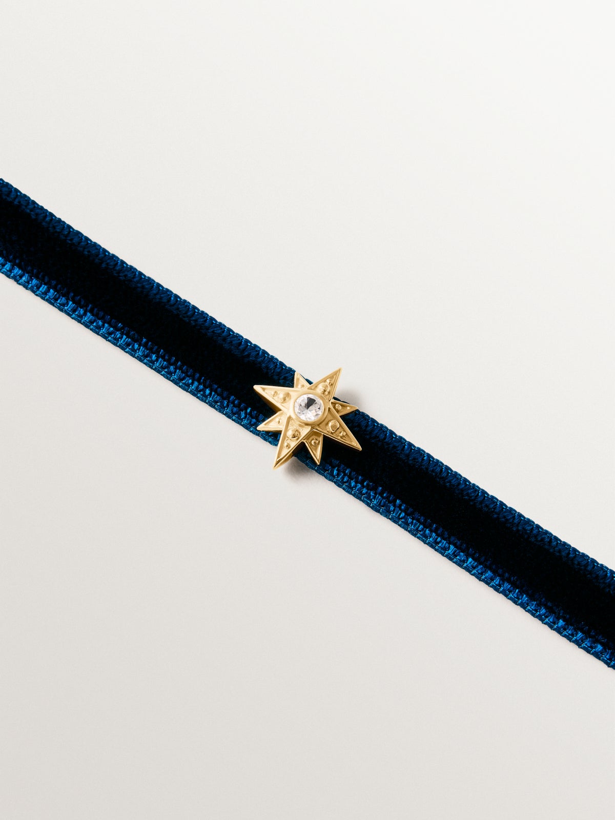 Pulsera de terciopelo con charm estrella de plata 925 bañada en oro amarillo de 18K con topacio blanco