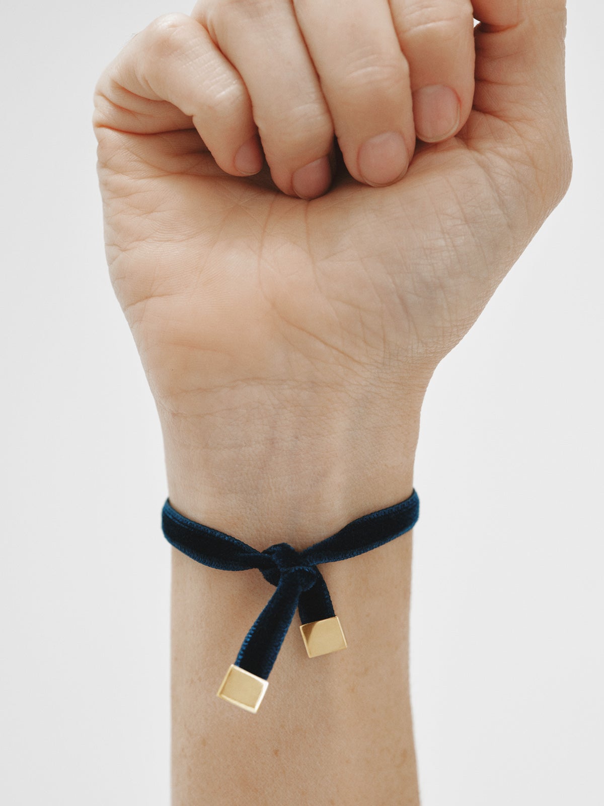 Pulsera de terciopelo con charm estrella de plata 925 bañada en oro amarillo de 18K con topacio blanco