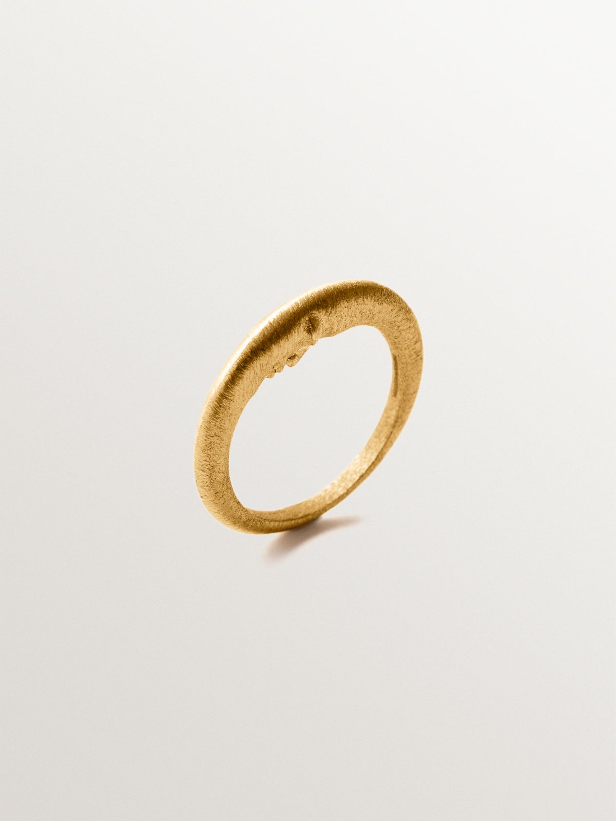 Anillo de plata 925 bañado en oro de 18K y  forma de luna