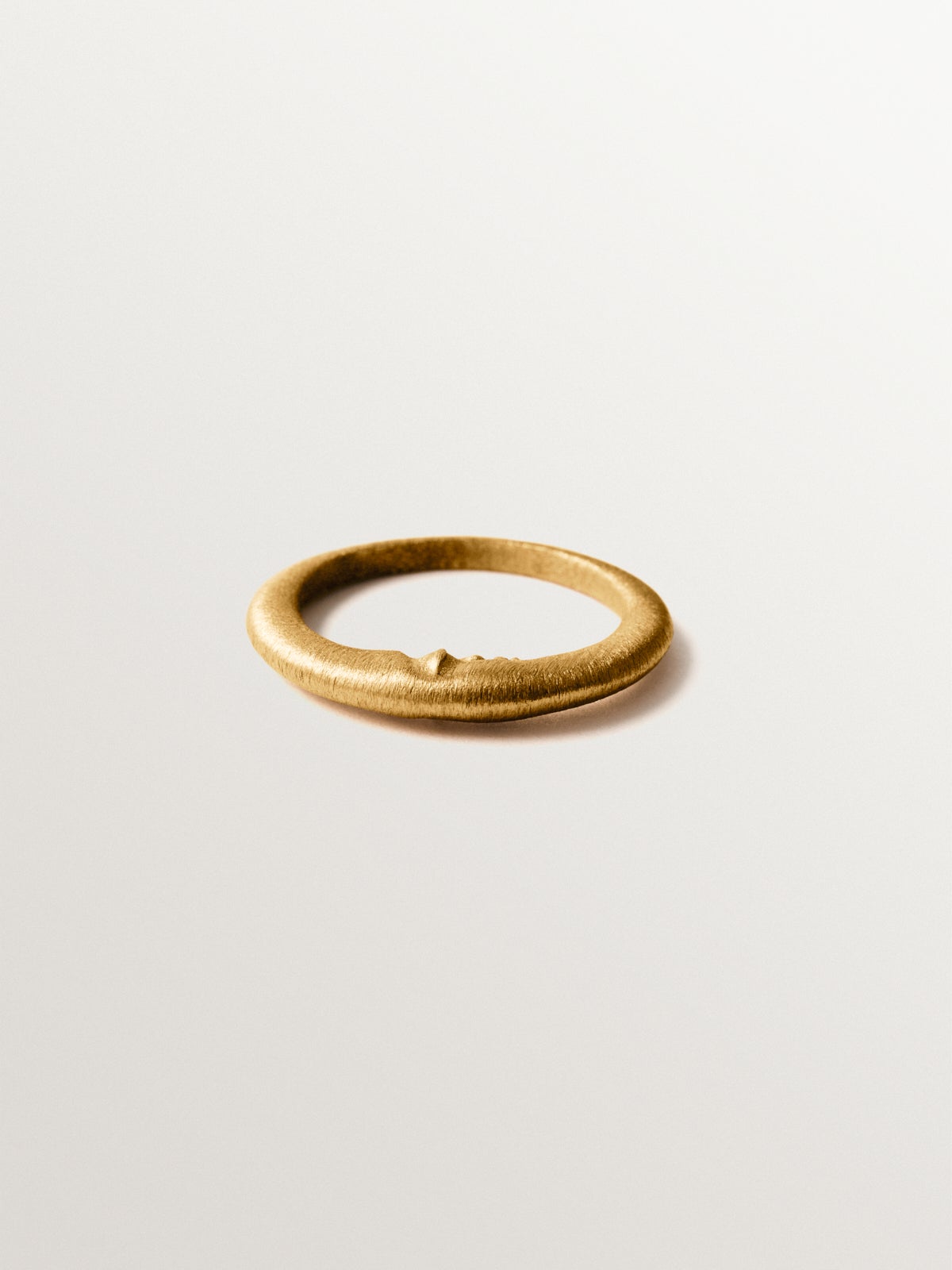 Anillo de plata 925 bañado en oro de 18K y  forma de luna