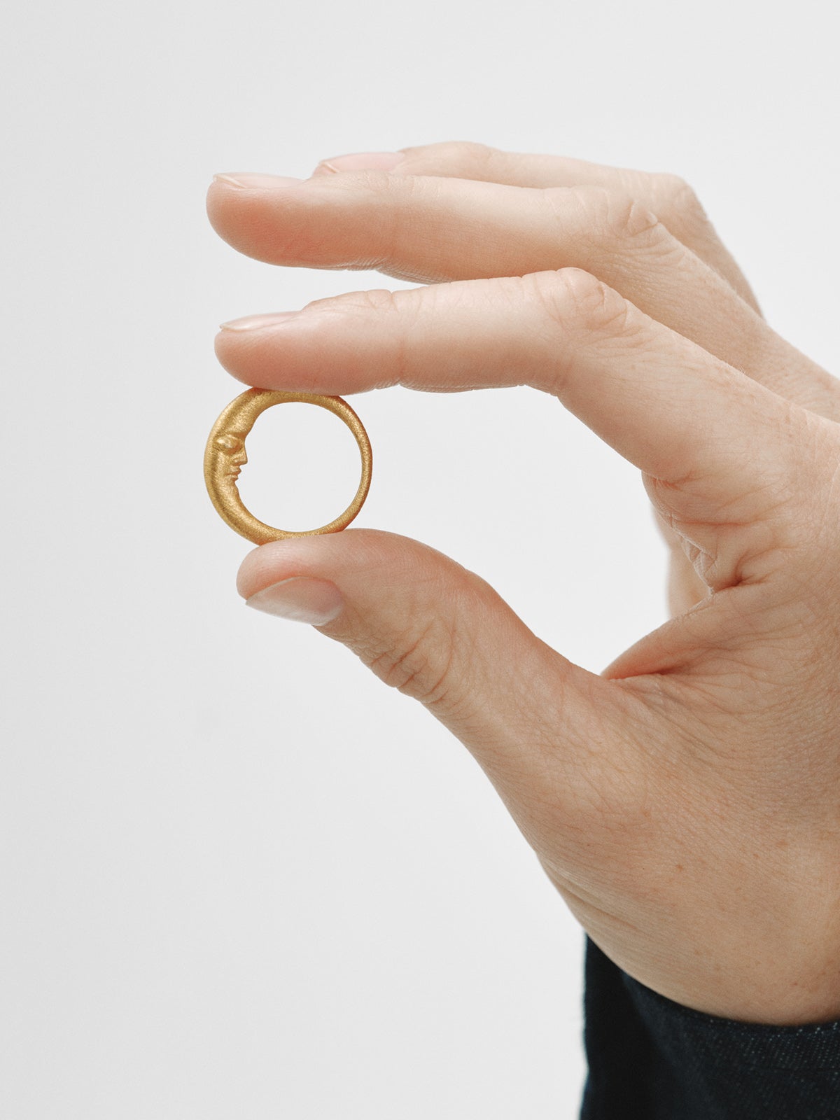 Anillo de plata 925 bañado en oro de 18K y  forma de luna