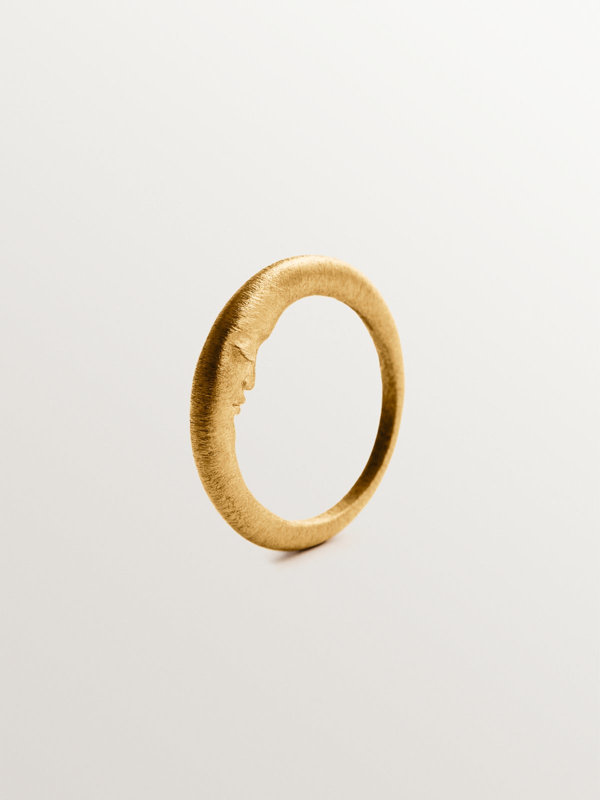 Anillo de plata 925 bañado en oro de 18K y  forma de luna