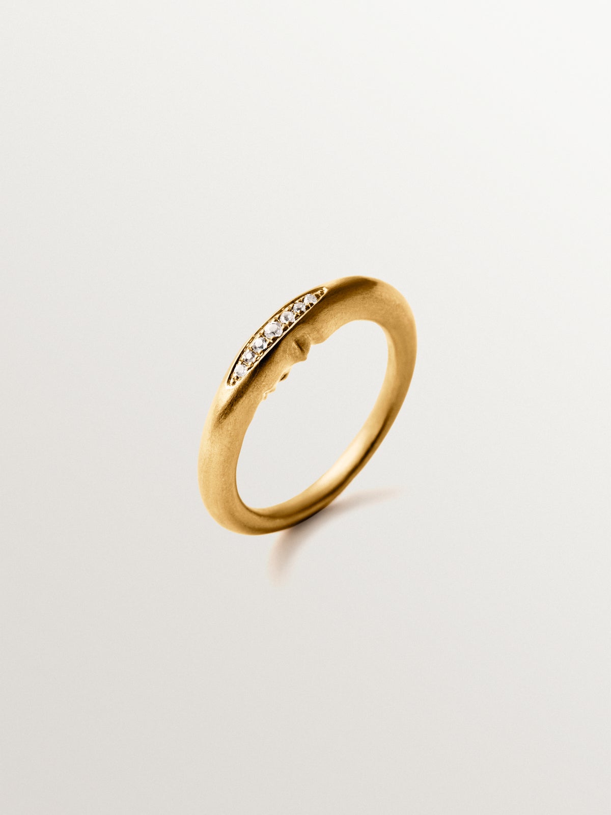 Anillo de plata 925 bañado en oro de 18K con topacios blancos y  forma de luna