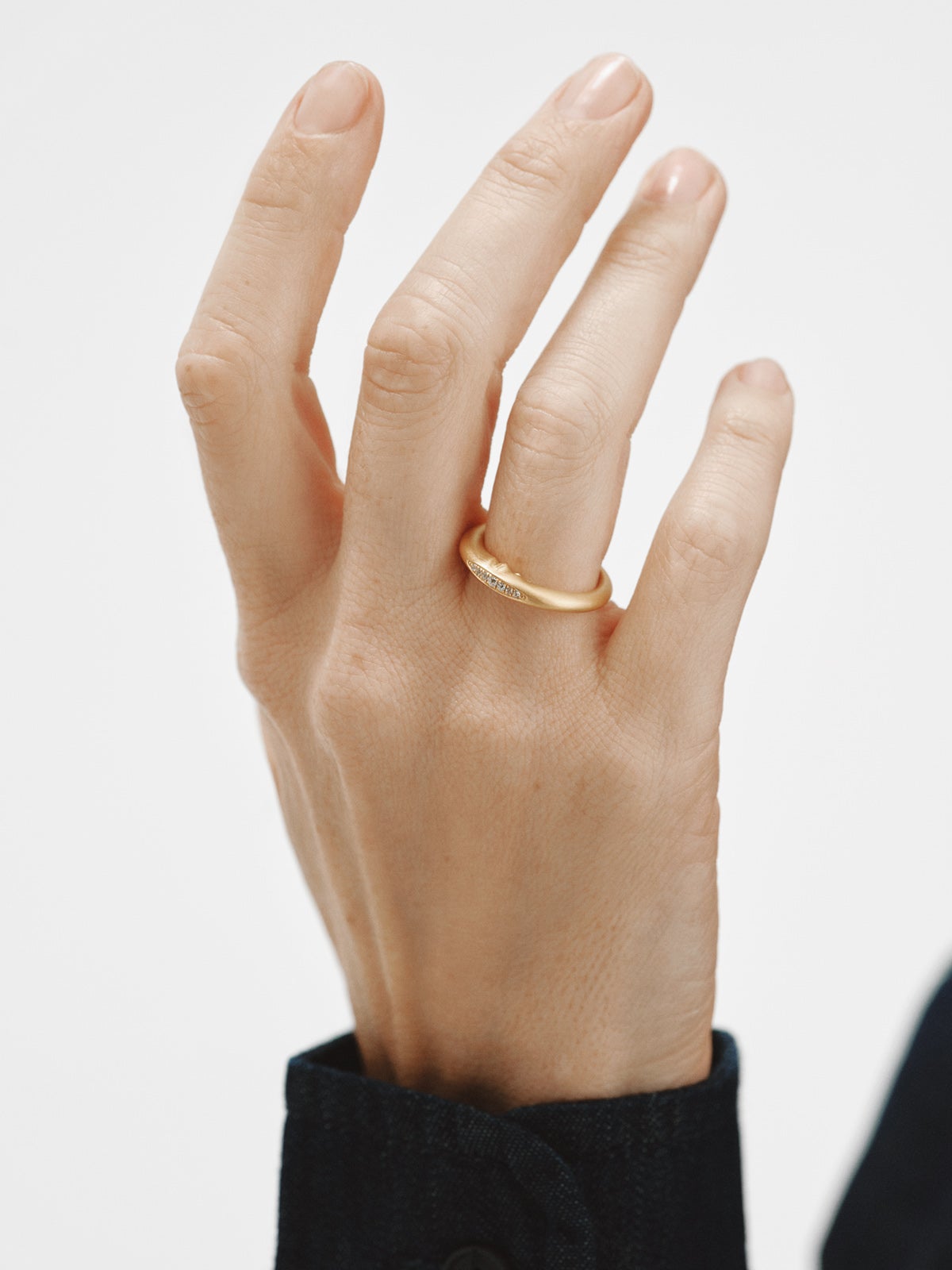 Anillo de plata 925 bañado en oro de 18K con topacios blancos y  forma de luna