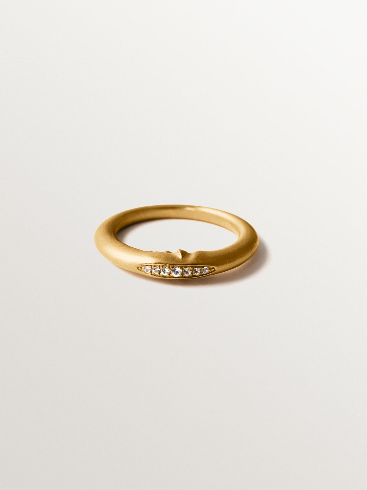 Anillo de plata 925 bañado en oro de 18K con topacios blancos y  forma de luna
