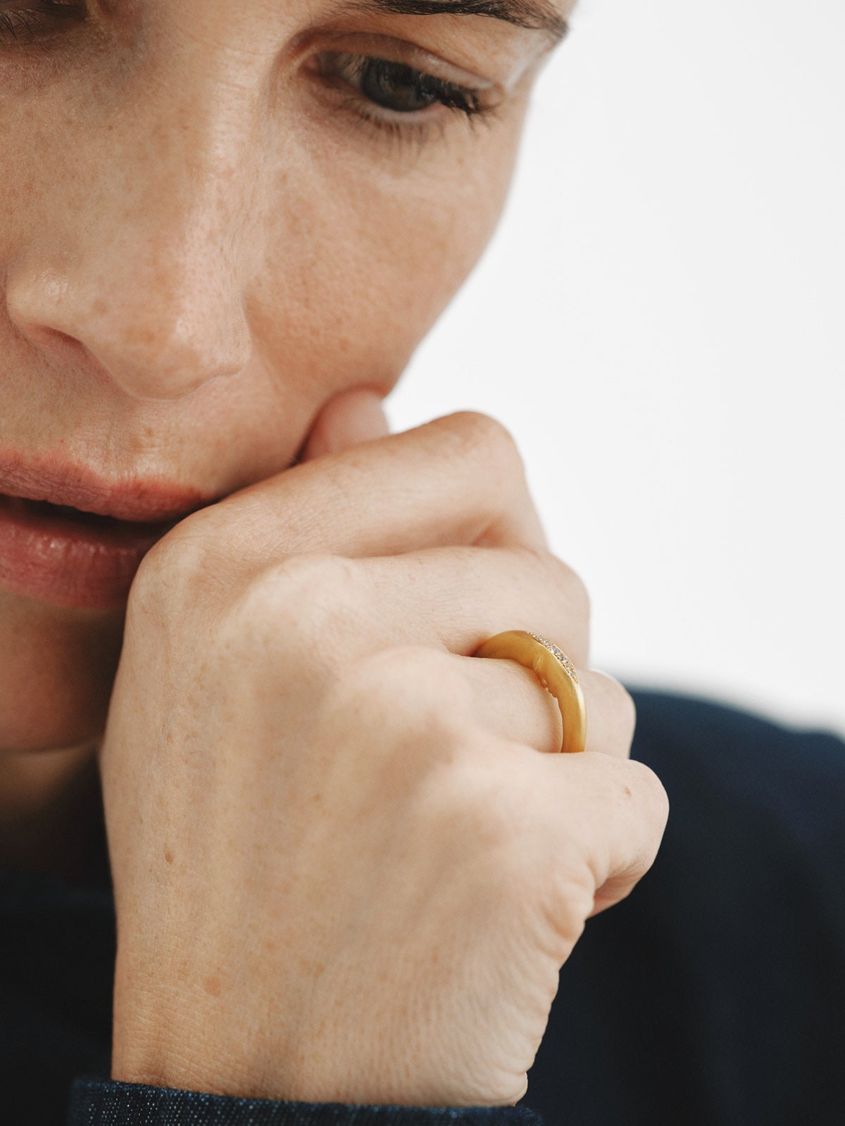 Anillo de plata 925 bañado en oro de 18K con topacios blancos y  forma de luna